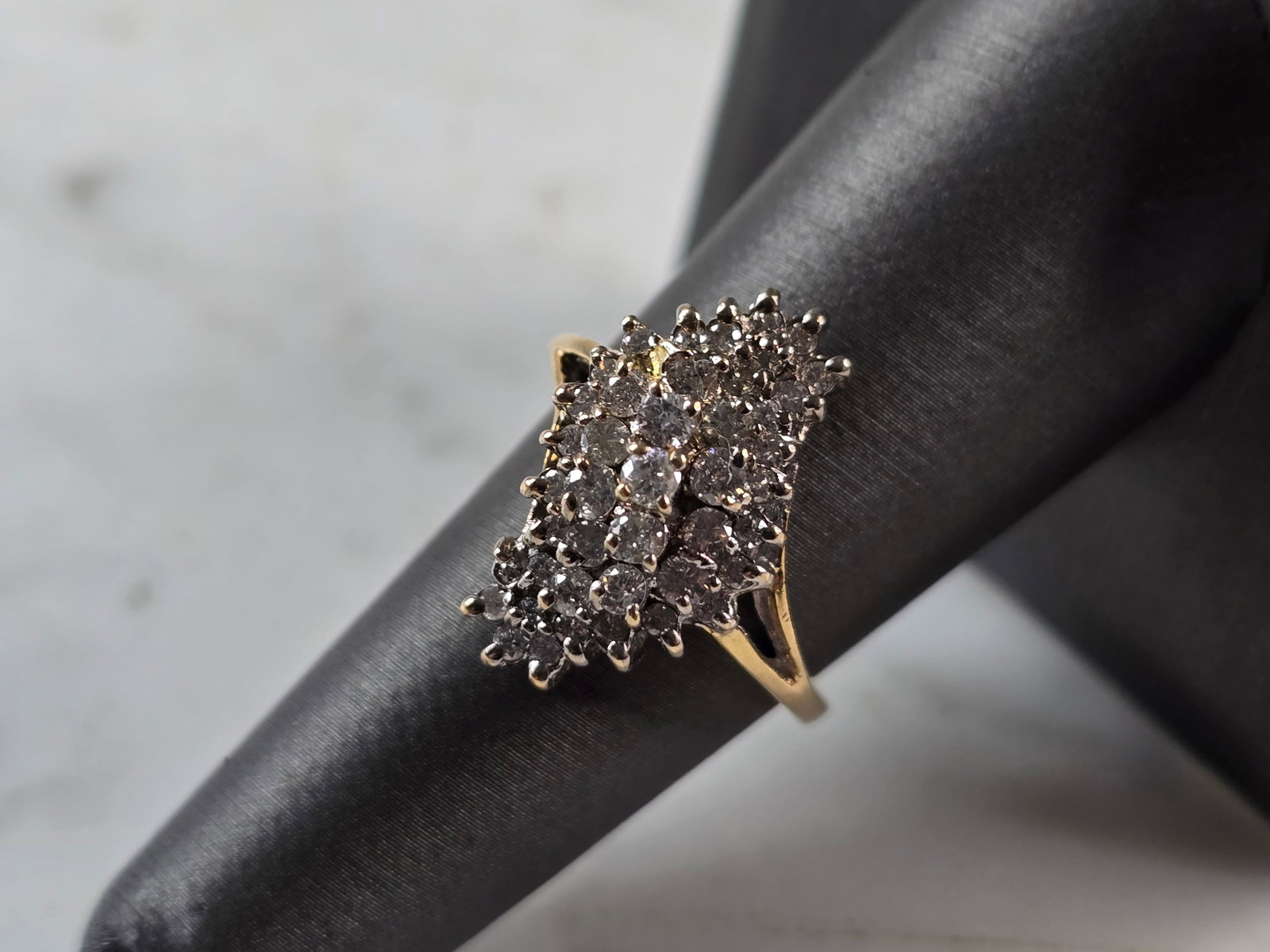 Womens Vintage Estate 14K Gold Diamond Cluster Ring: FOR SALE IS THIS EXQUISITE WOMENS VINTAGE ESTATE 14K GOLD WOMENS DIAMOND CLUSTER RING. THE RING WEIGHS 5.3g WITH ABOUT 1.82cts OF DIAMONDS. THE SIZE OF THE RING IS A 7.5. ANY OTHER QUESTIONS PLEASE AS