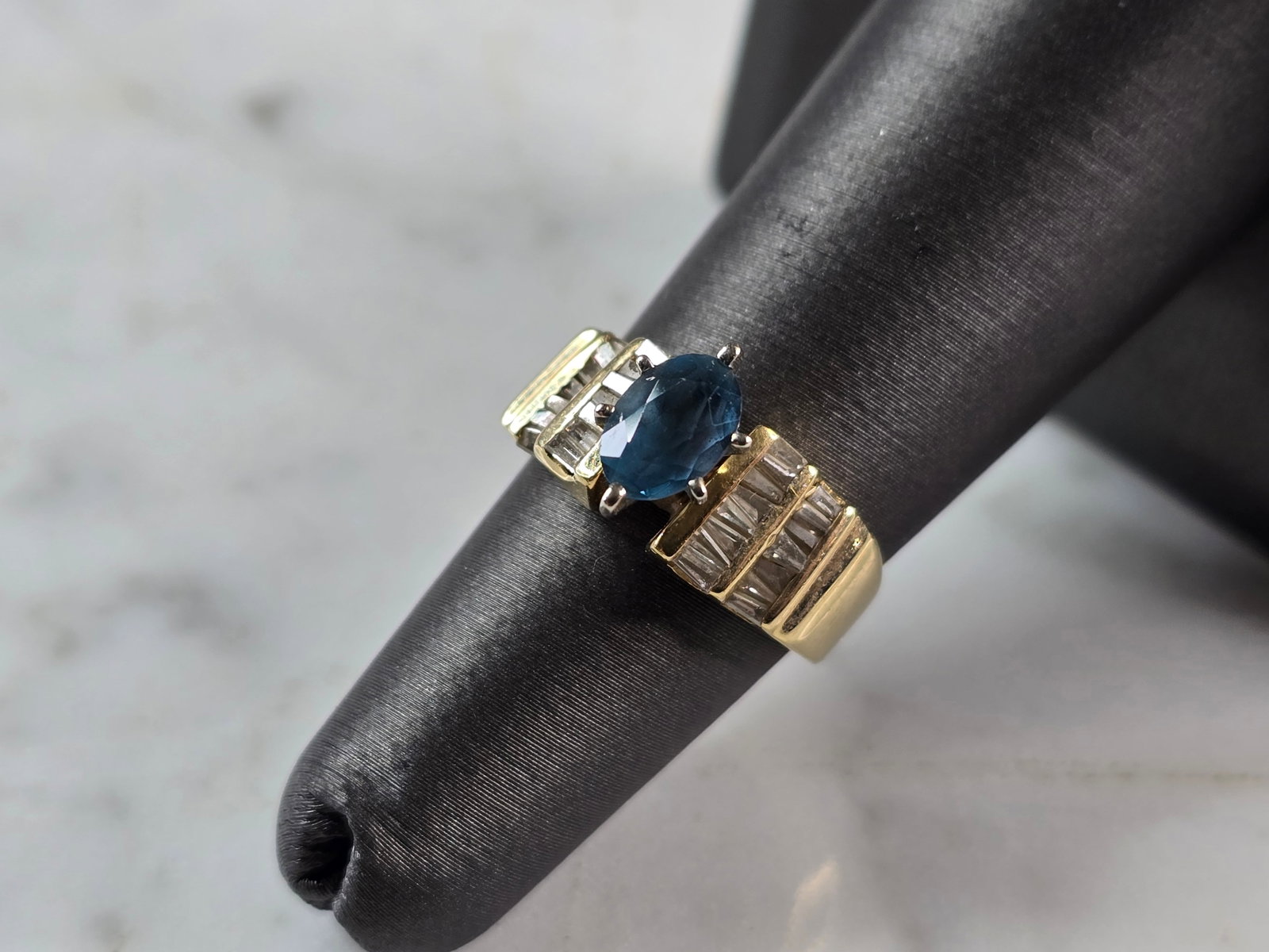 Women's Vintage Estate 14K Gold Diamond Topaz Ring: A WOMENS VINTAGE ESTATE 14K YELLOW GOLD RING WITH WHAT APPEARS TO BE A TOPAZ CENTER STONE SURROUNDED BY DIAMOND BAGUETTES. THE SIZE OF THE RING IS 5.0 AND WEIGHS 4.7g. THERE ARE ABOUT .56cts OF DIAMON