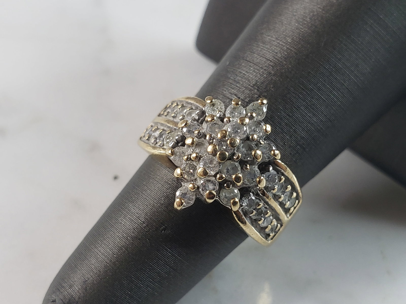 Womens Vintage Estate 10K Gold Diamond Cluster Ring (1 of 5)