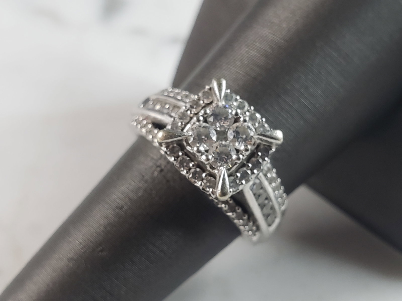 Womens Vintage Estate 10K White Gold Diamond Cluster Ring: FOR SALE IS THIS LOVELY VINTAGE 10K WHITE GOLD RING WITH A TOTAL OF ABOUT 1.24cts OF DIAMONDS. THE TOTAL WEIGHT IS 6.1g, AND IS A SIZE 7.0. RING IS MARKED "10K". ANY QUESTIONS PLEASE DONT HESITATE TO 