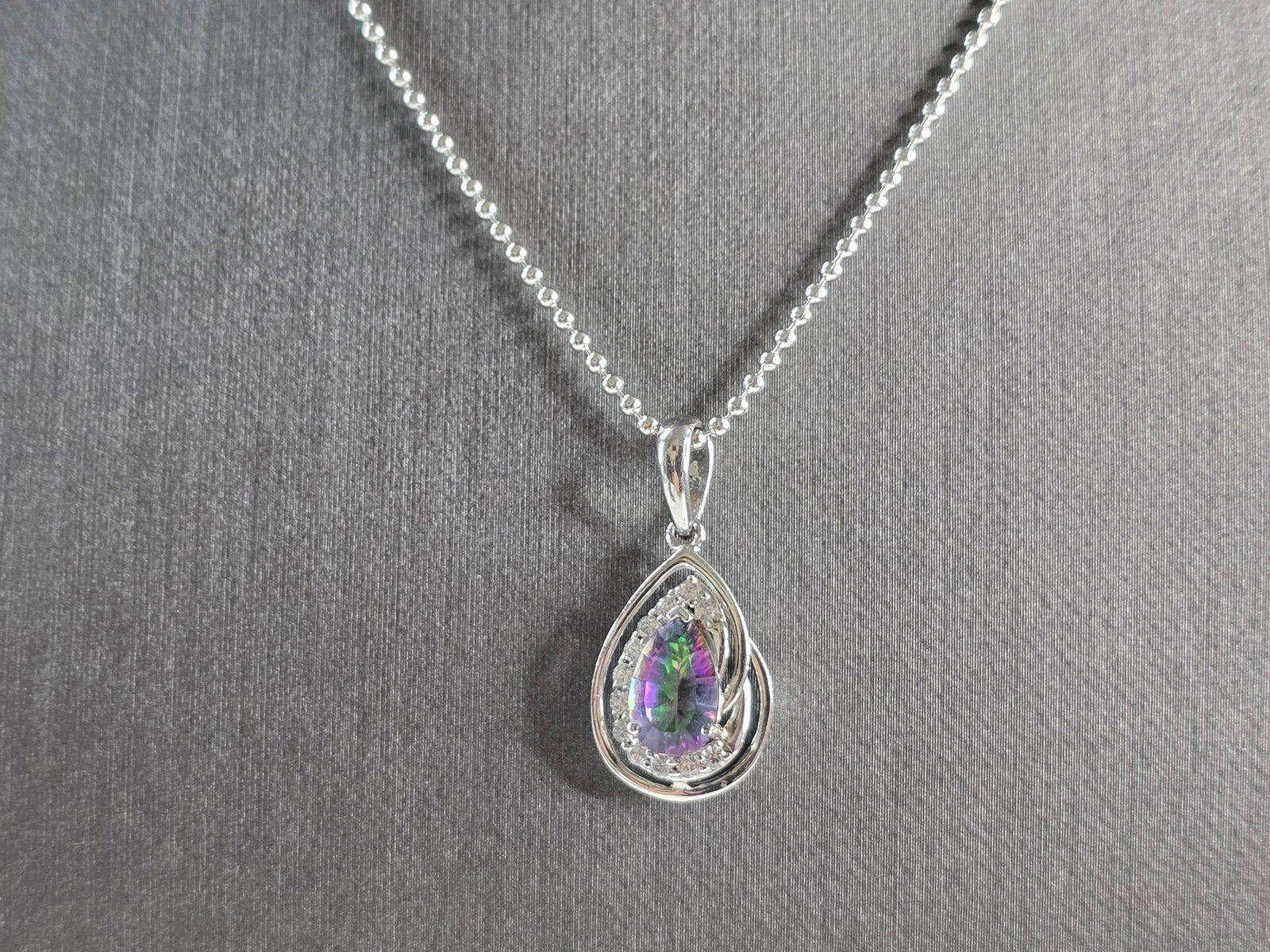 Womens Vintage Estate Sterling Silver Mystic Topaz Pendant Necklace: FOR SALE IS THIS WOMENS VINTAGE ESTATE STERLING SILVER MYSTIC TOPAZ PENDANT WITH NECKLACE. PENDANT WITH NECKLACE WEIGHS 4.5g. THE PENDANT MEASURES 1" LONG BY 1/2" WIDE, AND THE NECKLACE MEASURES 16" L