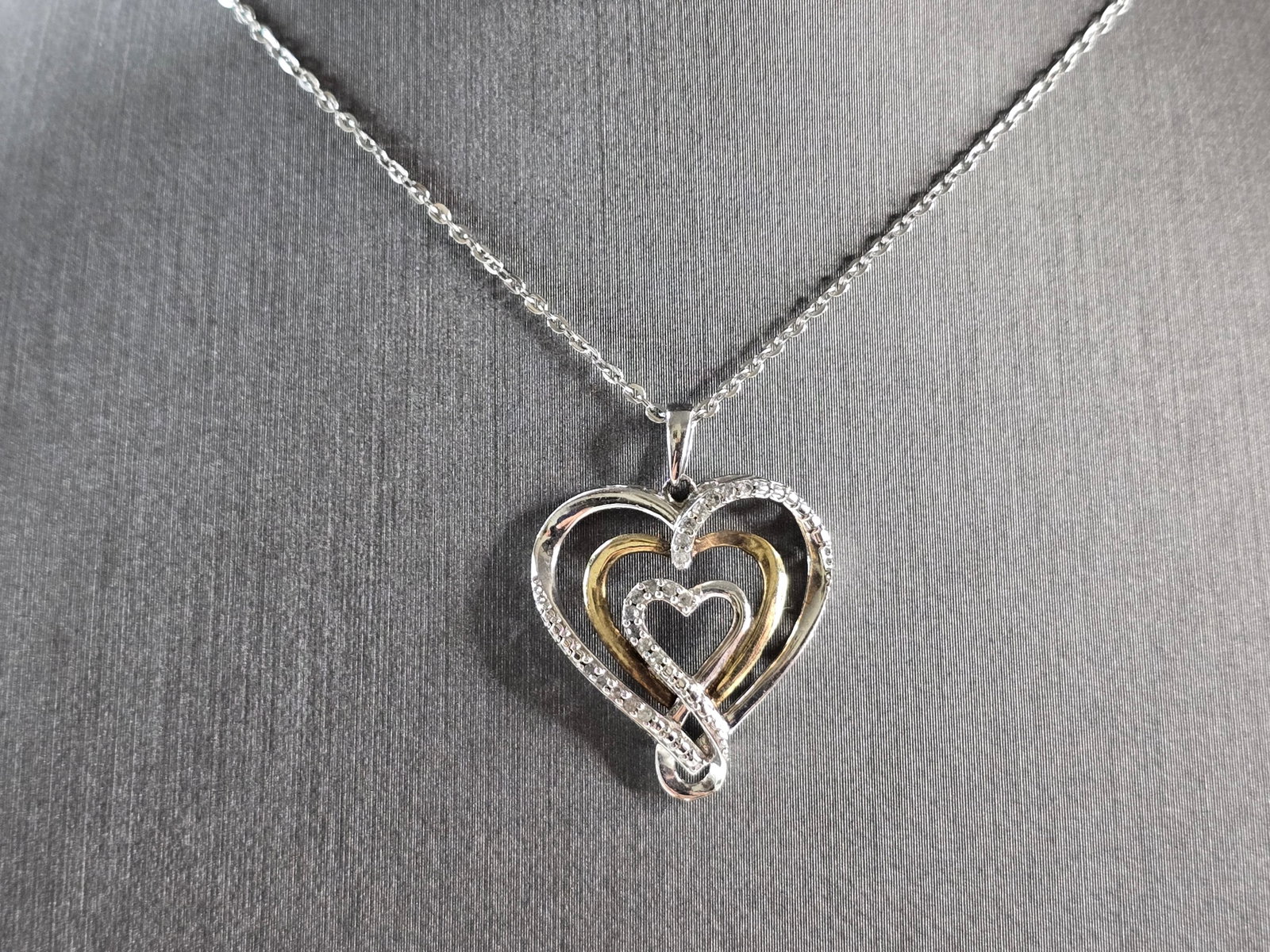 Womens Vintage Estate Sterling Silver Diamond Heart Pendant Necklace: A WOMEN'S VINTAGE ESTATE STERLING SILVER DIAMOND HEART PENDANT WITH NECKLACE. THE TOTAL WEIGHT IS 3.4g. THE NECKLACE MEASURES 18" LONG AND THE PENDANT MEASURES 1" BY 7/8". THERE ARE 20 TINY DIAMONDS I