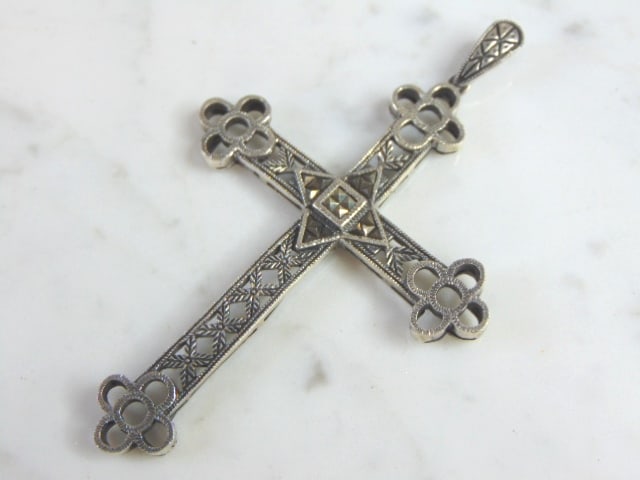 Vintage Estate Sterling Silver Religious Cross Pendant: FOR SALE IS THIS VINTAGE ESTATE STERLING SILVER RELIGIOUS CROSS PENDANT. THE PENDANT WEIGHS 14.0g AND MEASURES 3 3/8" LONG BY 2 1/8" WIDE. MAKES A GREAT GIFT FOR THAT SOMEONE SPECIAL. IF ANY QUESTIONS