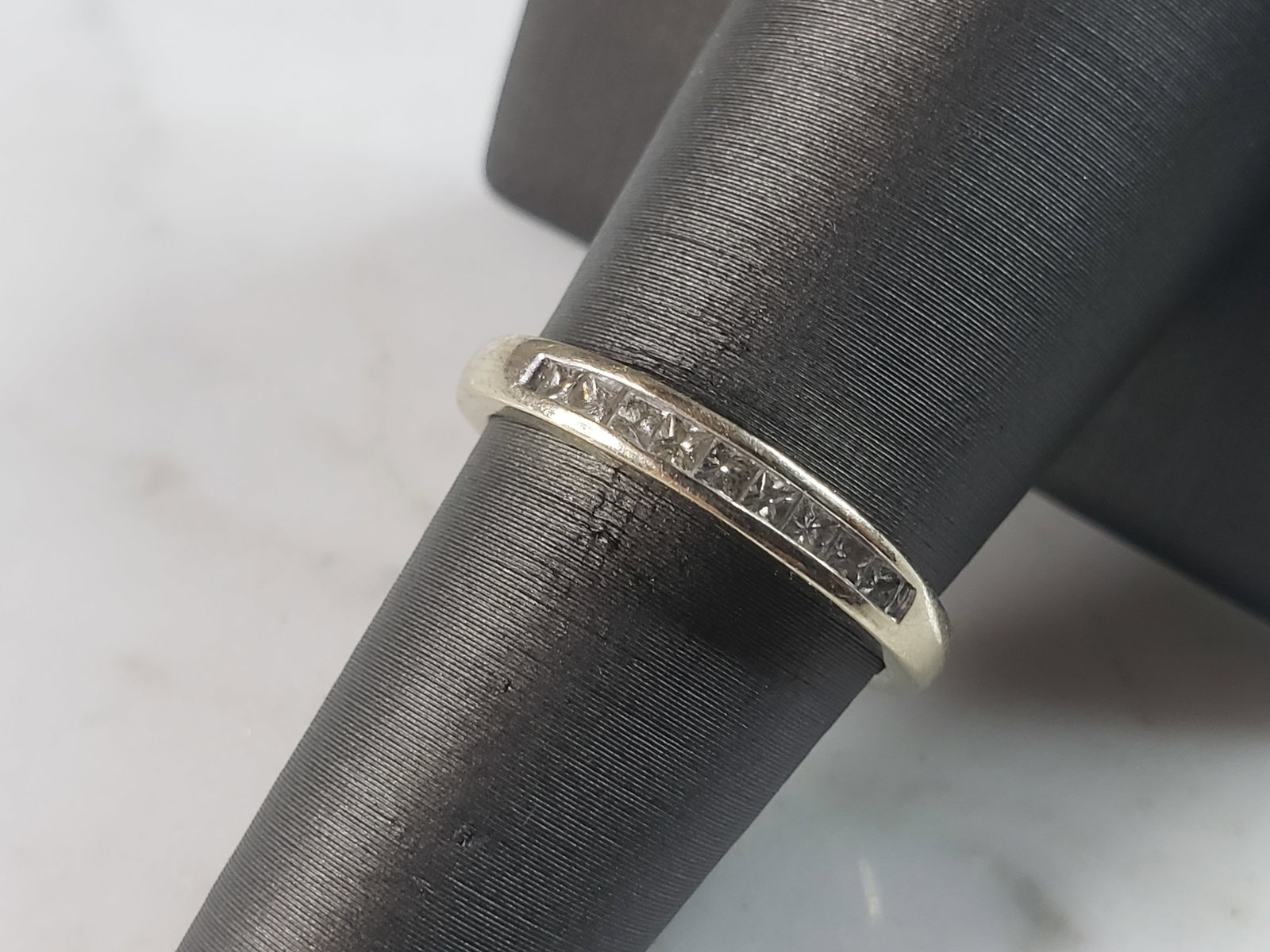 Womens Vintage Estate 14k White Gold Diamond Ring: A WOMENS VINTAGE ESTATE 14k WHITE GOLD DIAMOND RING THAT WEIGHS 3.0g. THE RING IS A SIZE 6.75. THERE ARE ABOUT .50cts OF DIAMONDS. RING IS MARKED 14K, ZEI. THIS WOULD MAKE A NICE GIFT FOR THAT SOMEONE