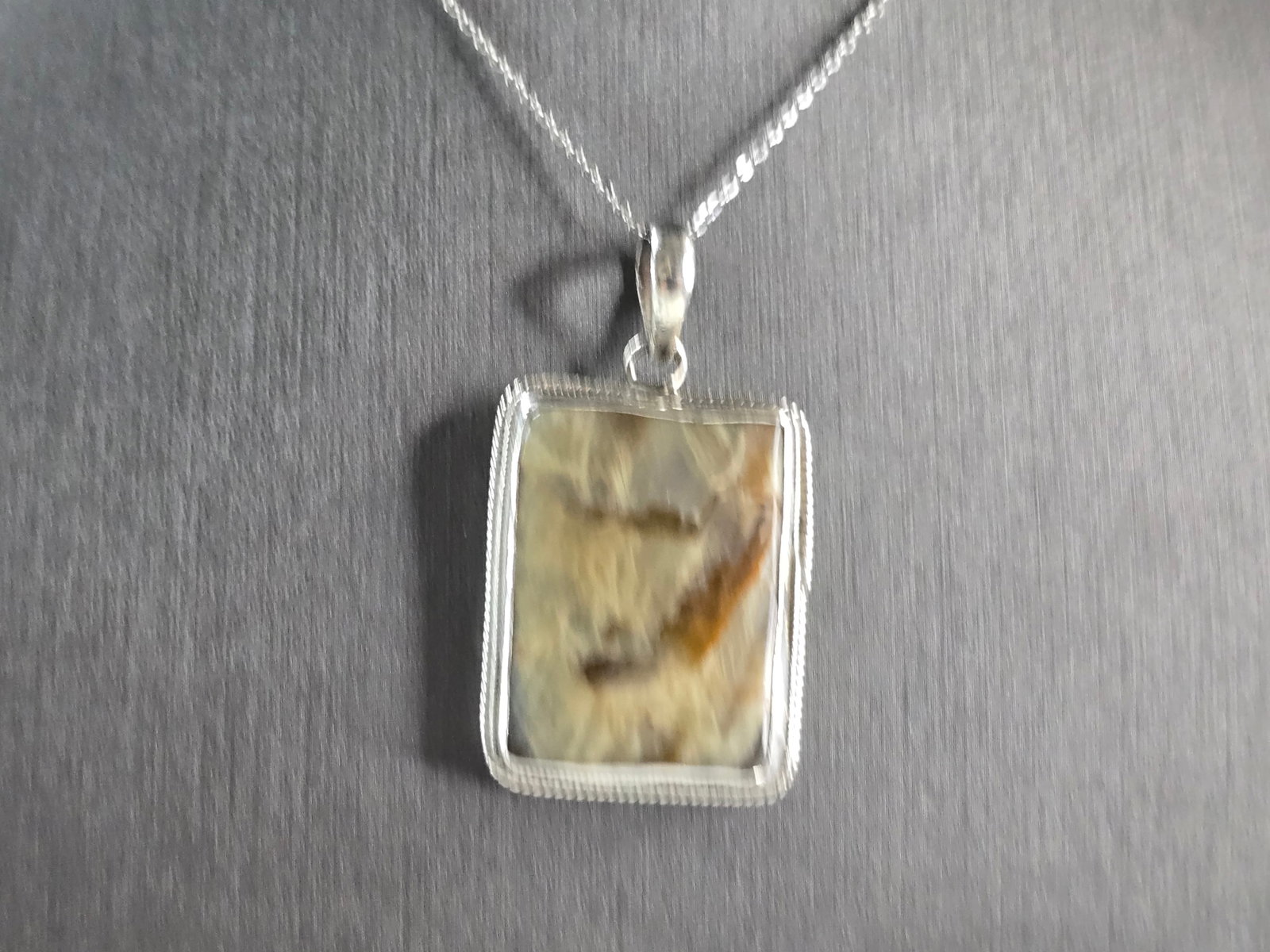 Womens Vintage Estate Sterling Silver Jasper Pendant Necklace: A WOMENS VINTAGE ESTATE STERLING SILVER JASPER PENDANT WITH NECKLACE. PENDANT AND NECKLACE WEIGHS 17.7g. PENDANT MEASURES 1 5/8" LONG BY 1 1/8" WIDE. NECKLACE MEASURES 18" LONG. MAKES A GREAT GIFT FOR
