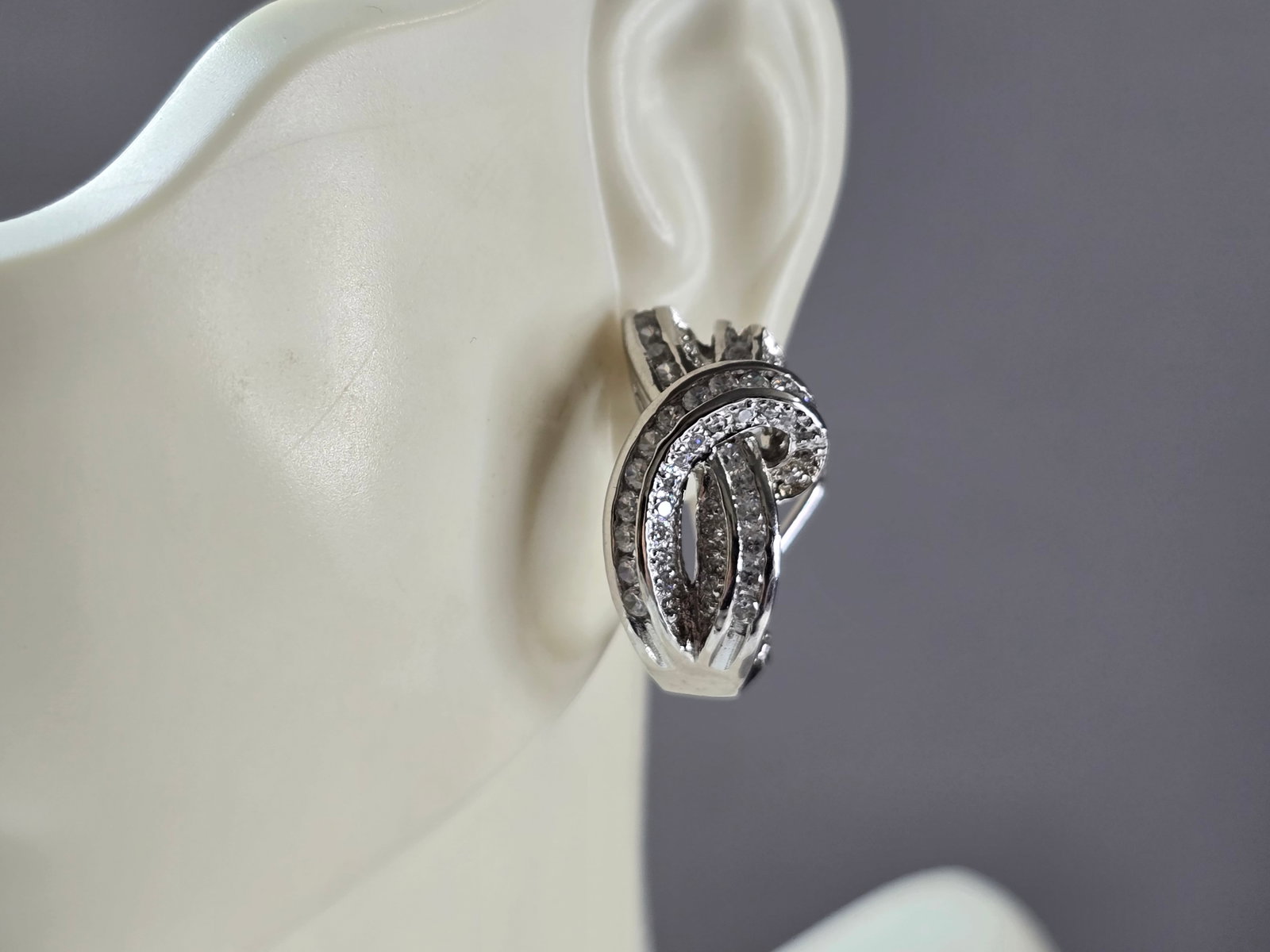 Womens Vintage Estate Sterling Silver Modernist CZ Earrings: A PAIR OF WOMENS STERLING SILVER MODERNIST CZ EARRINGS. EARRINGS WEIGH 8.7g AND MEASURE 3/4" LONG BY 1/2" WIDE. ANY QUESTIONS, PLEASE DO NOT HESITATE TO ASK. BE SURE TO CHECK OUT SOME OF MY OTHER GREA