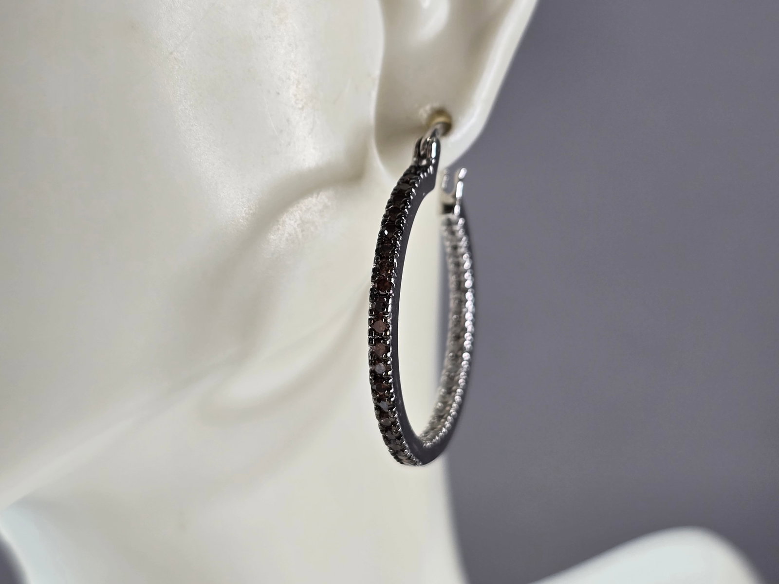 Womens Vintage Estate Sterling Silver Garnet Hoop Earrings: A PAIR OF WOMEN'S VINTAGE ESTATE STERLING SILVER HOOP EARRINGS WITH GARNET COLORED STONES. THE EARRINGS MEASURE 1 1/8" BY 1/8", AND WEIGH 7.0g. NOT SURE IF THE STONES ARE NATURAL OR MAN MADE. WOULD MA