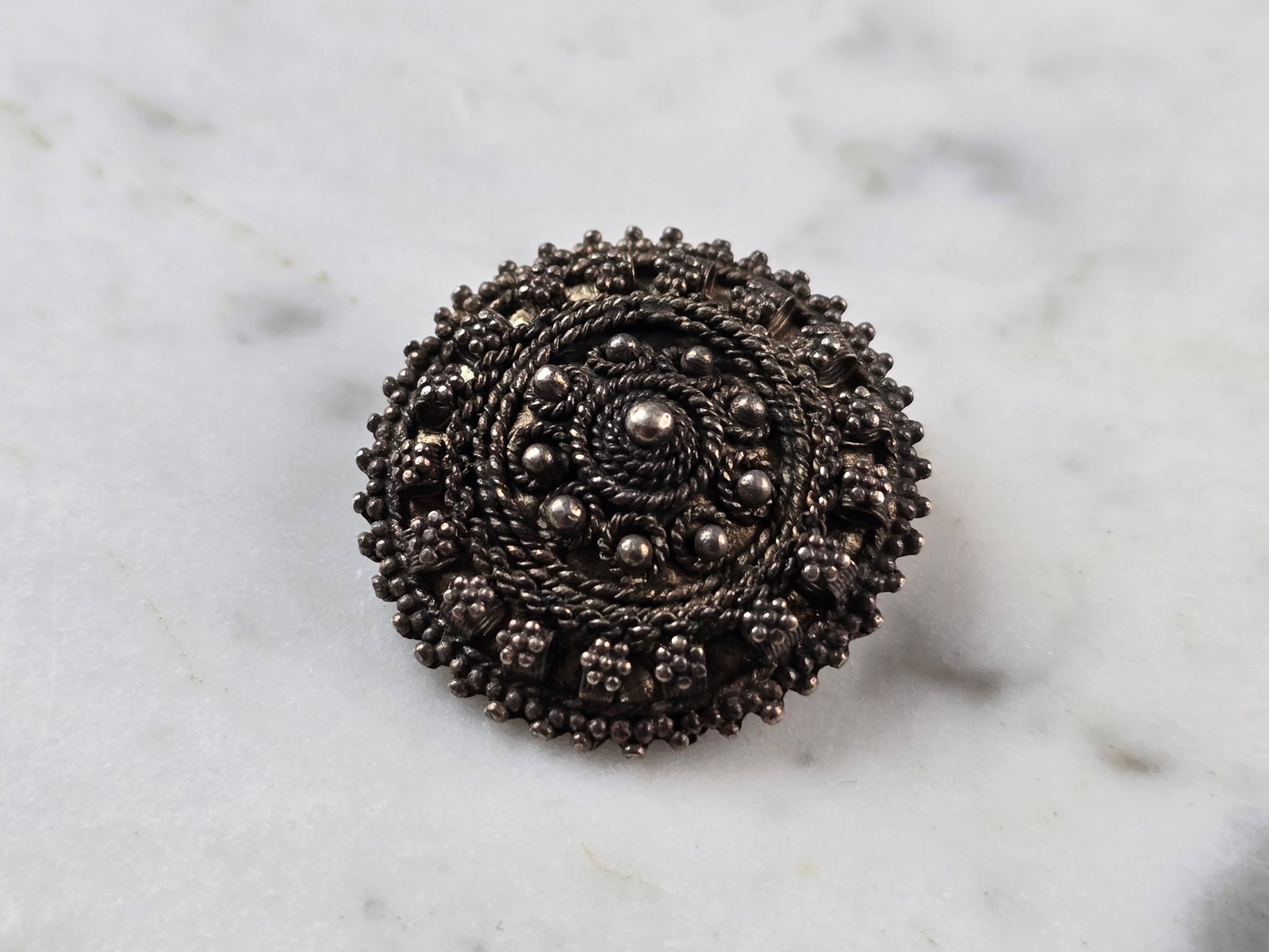 Womens Vintage Estate Sterling Silver Modernist Brooch: A WOMENS VINTAGE ESTATE STERLING SILVER MODERNIST BROOCH. THE BROOCH MEASURES 1 1/8" IN DIAMETER, AND WEIGHS 5.0g. ANY QUESTIONS, PLEASE DON'T HESITATE TO ASK. MAKES AN ATTRACTIVE GIFT FOR THAT SOMEON