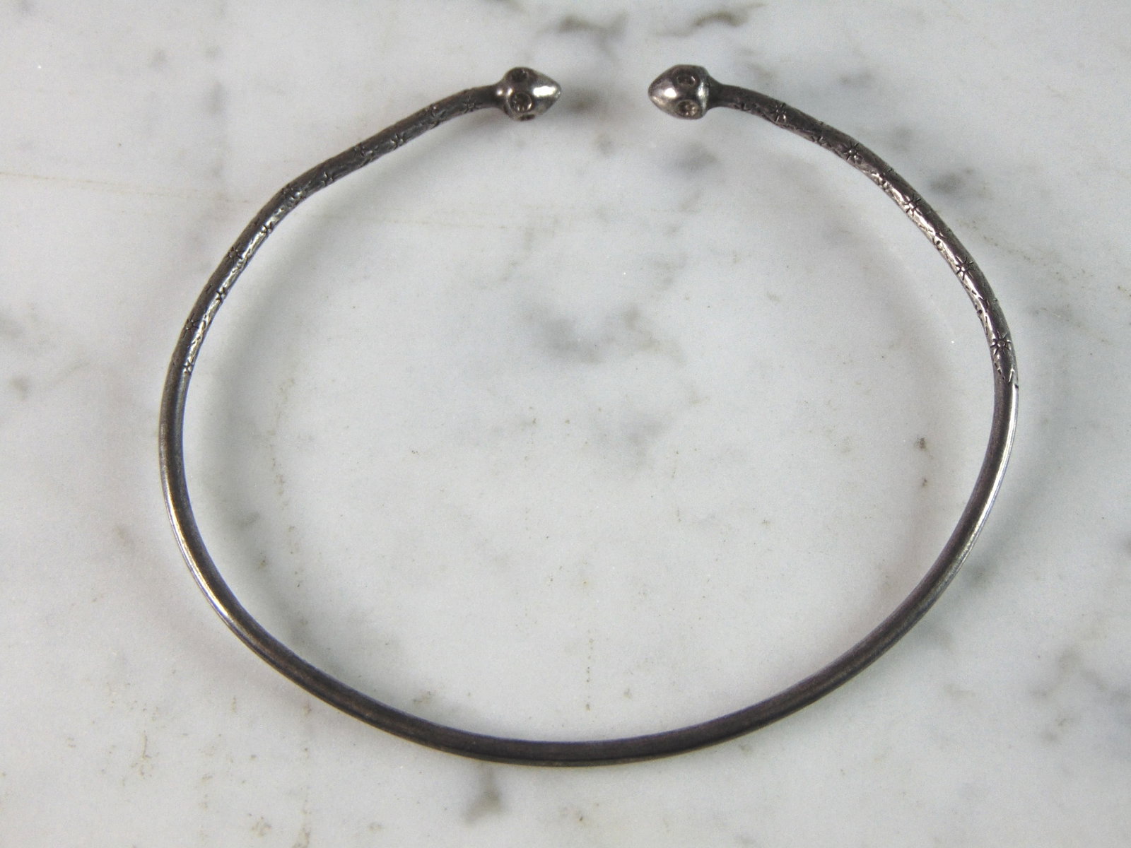 Womens Vintage Estate Sterling Silver Modernist Cuff Bracelet: A LOVELY VINTAGE ESTATE STERLING SILVER MODERNIST CUFF BRACELET THAT MEASURES 7 1/4" LONG BY 1/8" WIDE AND WEIGHS 9.4g. BRACELET HAS A WORN LOOK AND DESIGN. THIS WOULD MAKE A LOVELY GIFT FOR THAT SOME