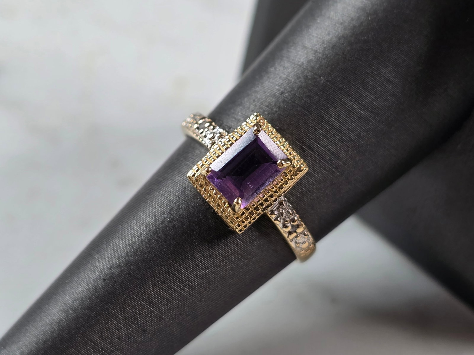 Womens Vintage Estate 10K Yellow Gold Amethyst Diamond Ring: A WOMENS VINTAGE ESTATE 10K YELLOW GOLD AMETHYST DIAMOND RING. THE RING WEIGHS 1.5g, AND IS A SIZE 7.5. THE LENGTH OF THE RING IS 3/8". THERE ARE 2 TINY DIAMONDS IN THIS RING. RING IS MARKED ON THE IN