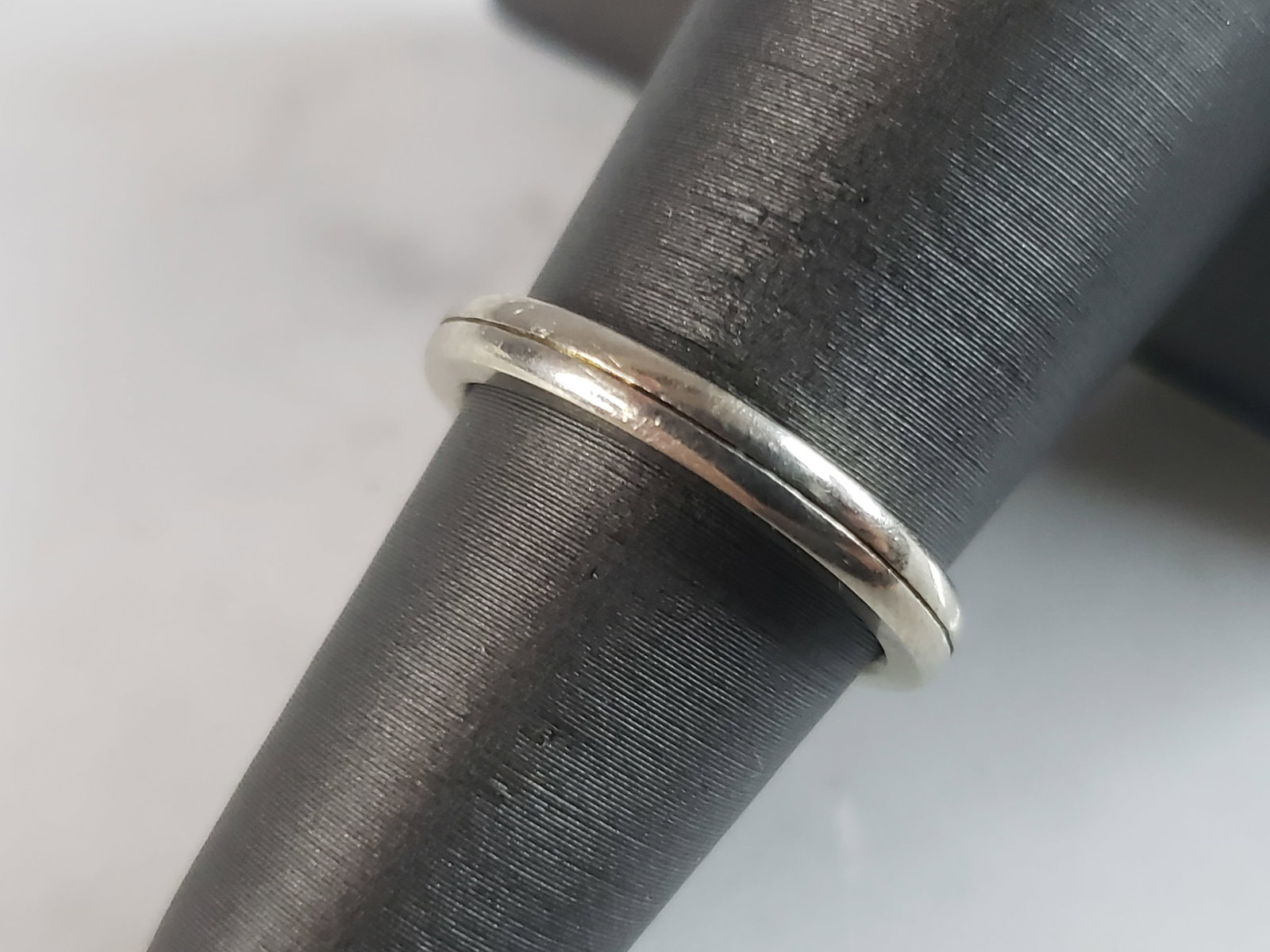 Womens Vintage Estate 14K White Gold Wedding Band Ring: A WOMENS VINTAGE ESTATE 14K WHITE GOLD WEDDING BAND RING. THE RING WEIGHS 3.6g AND IS A SIZE 5.5. THE WIDTH OF THE RING IS 1/8". RING IS MARKED "14K". ANY QUESTIONS PLEASE DO NOT HESITATE TO ASK. BE S