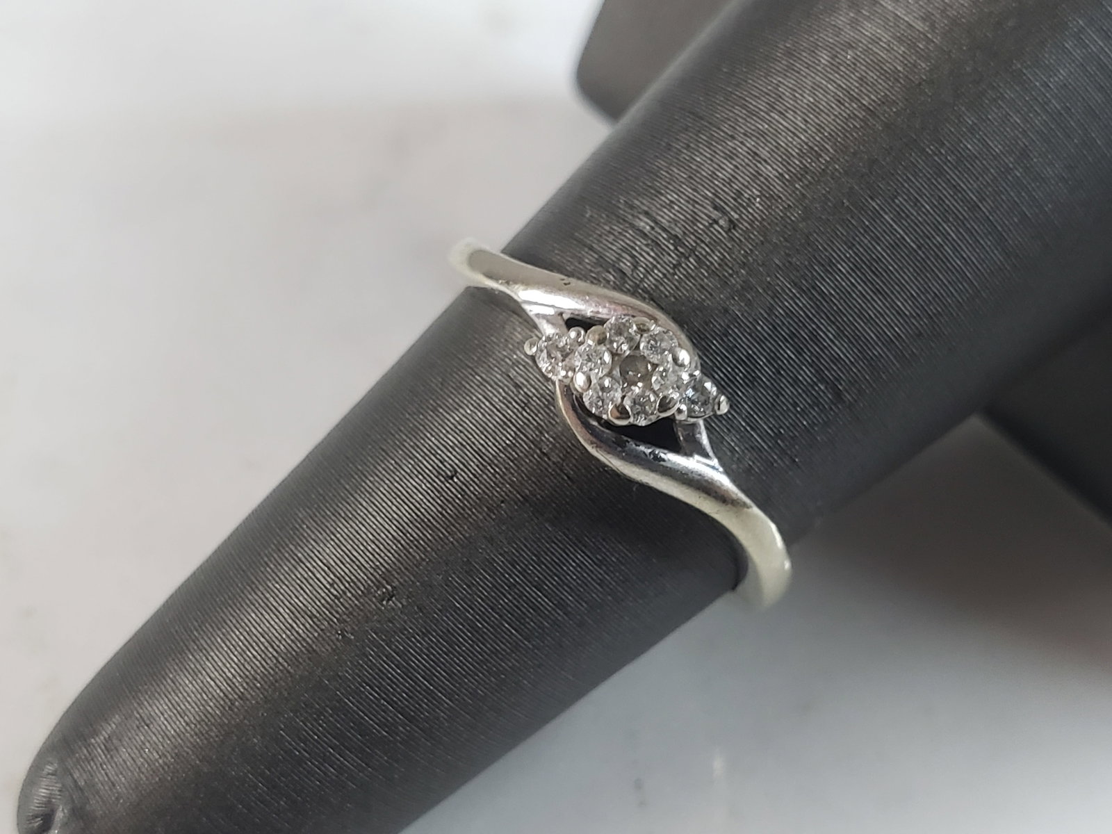 Womens Vintage Estate 10K White Gold Ring Diamond Ring: A WOMENS VINTAGE ESTATE 10K WHITE GOLD DIAMOND RING WITH .12cts OF DIAMONDS. THE RING IS A SIZE 6.0, AND WEIGHS 1.8g. RING IS MARKED 10K. THIS IS A BEAUTIFUL GIFT FOR THAT SOMEONE SPECIAL. ANY OTHER Q