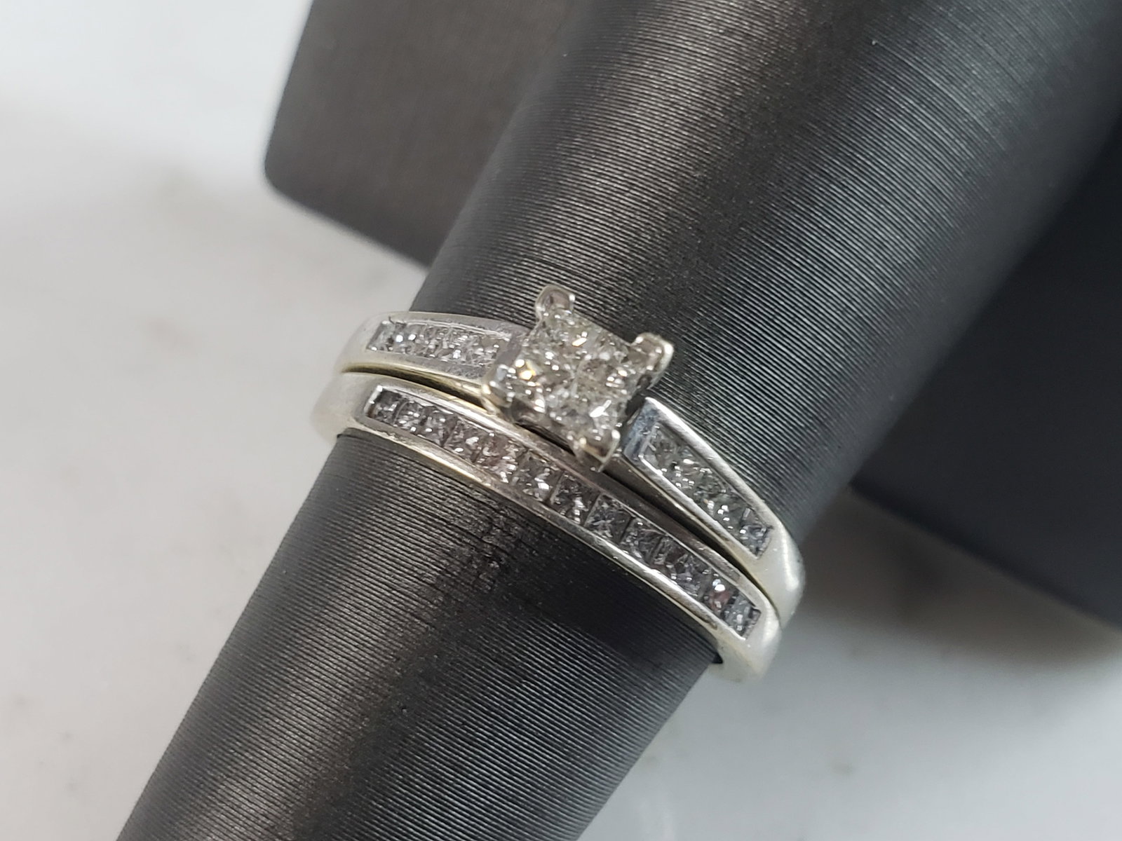 Womens Vintage Estate 14K White Gold Diamond Engagement Ring Set: A WOMENS VINTAGE ESTATE 14K WHITE GOLD DIAMOND ENGAGEMENT RING SET. THE RINGS ARE A SIZE 7.0, AND WEIGH 3.7g. THERE ARE ABOUT 0.58cts OF DIAMONDS BETWEEN THE TWO RINGS. RINGS ARE NOT MARKED, BUT THEY 