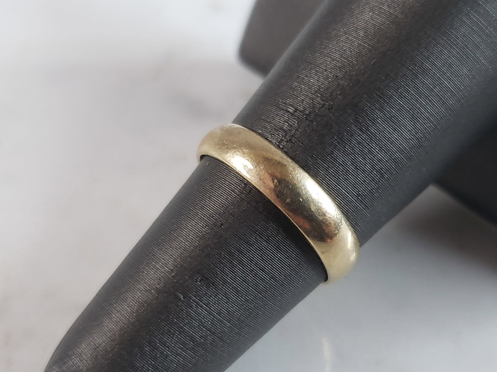 Womens Vintage Estate 14K Yellow Gold Wedding Band Ring: A WOMENS VINTAGE ESTATE 14K YELLOW GOLD WEDDING BAND RING. THE RING IS A SIZE 6.0 AND WEIGHS 2.6g. THE WIDTH OF THE RING IS ABOUT 1/8". RING IS MARKED "14K". THE RING MAKES A LOVELY GIFT FOR THAT SOME