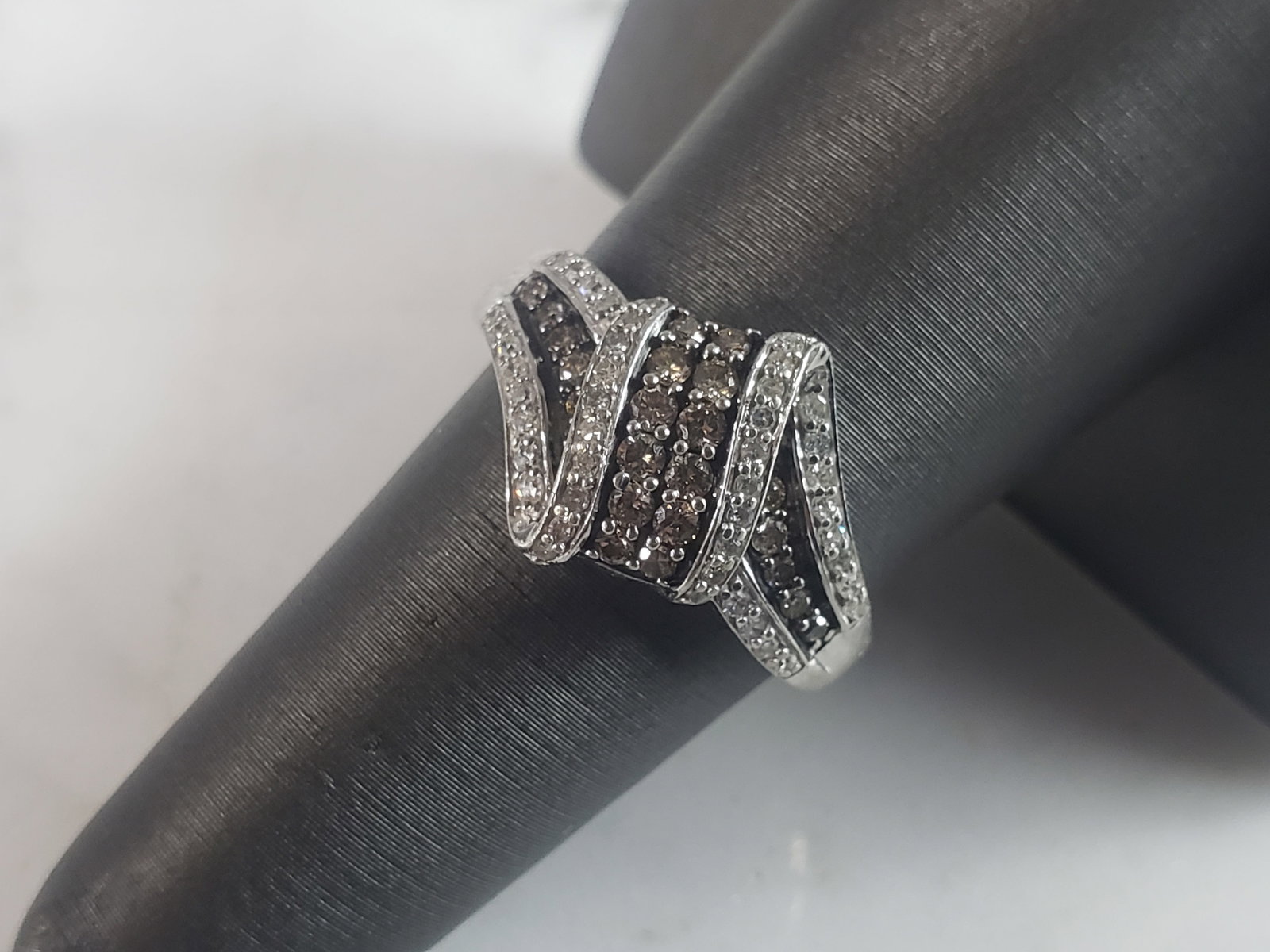 Womens Vintage Estate 10k White Gold Diamond Ring: A WOMEN'S 10K WHITE GOLD DIAMOND RING WITH ABOUT 1.10cts. THE RING WEIGHS 3.2g. THE SIZE OF THE RING IS AN 7.0. RING IS STAMPED ON THE INSIDE "10K". ANY QUESTIONS PLEASE DO NOT HESITATE TO ASK. BE SUR