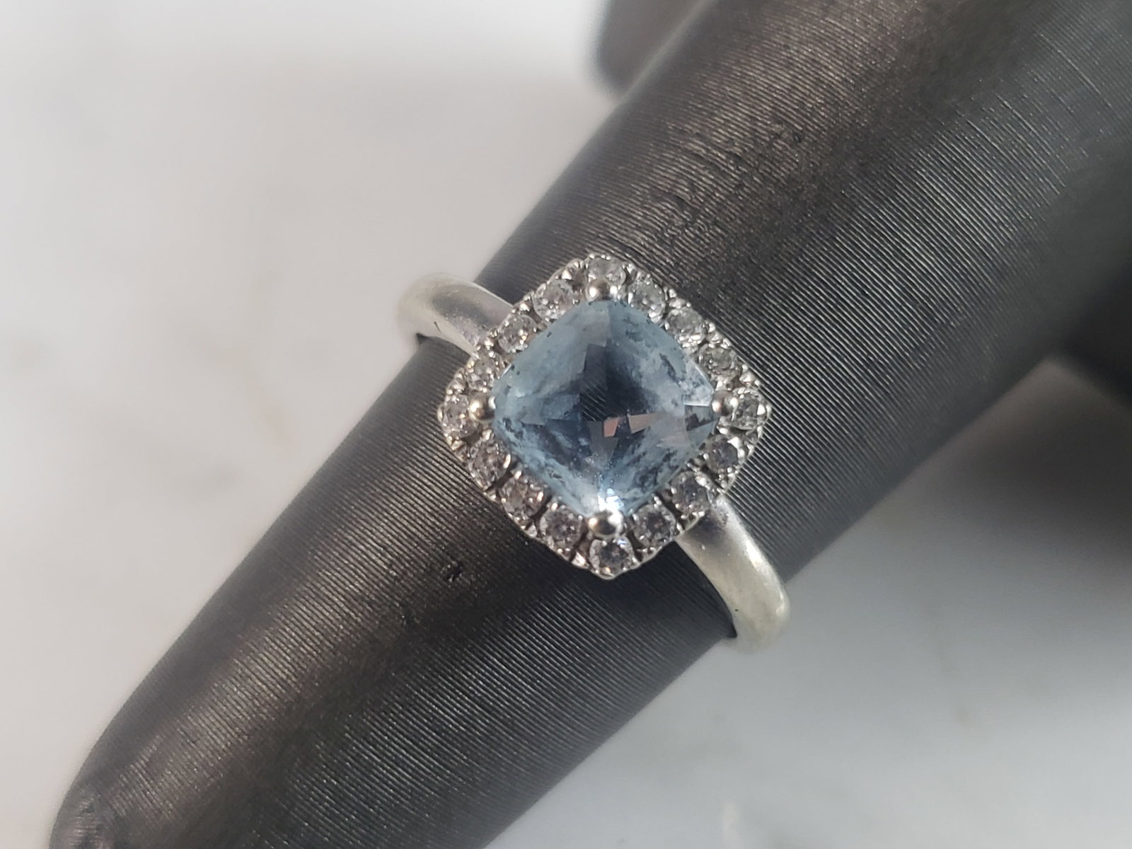 Womens Vintage Estate 10K Gold Aquamarine & Diamond Ring: FOR SALE IS THIS LOVELY WOMEN'S 10K WHITE GOLD AQUAMARINE AND DIAMOND RING. THE RING WEIGHS 1.9g, AND IS A SIZE 4.75. THERE ARE ABOUT .16cts OF DIAMONDS. THE AQUA STONE IS ABOUT 1.0ct. RING IS NOT MAR