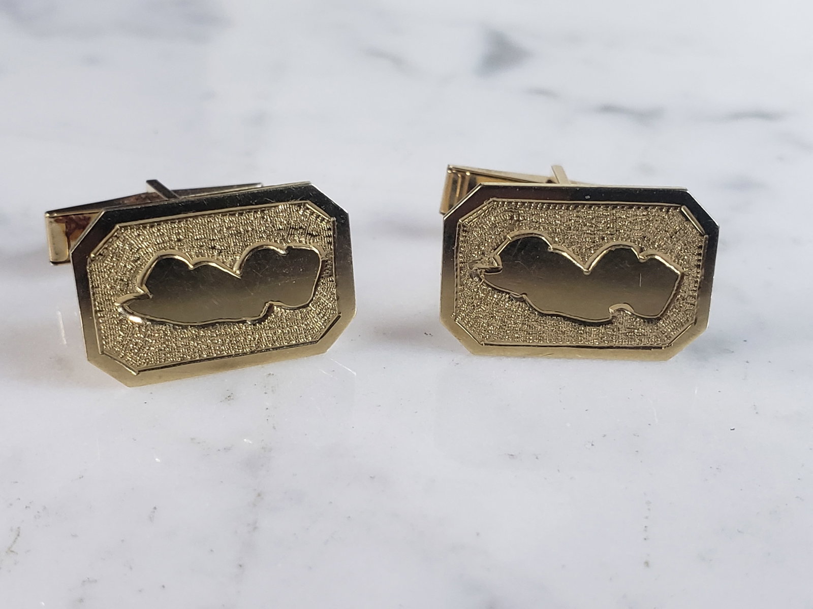Mens Vintage Estate 14k Yellow Gold Cufflinks: A PAIR OF MENS 14k YELLOW GOLD CUFFLINKS. THE CUFFLINKS WEIGH 7.8g. THE FACE OF THE CUFFLINKS MEASURES 3/4" LONG BY 1/2" WIDE. BOTH ARE MARKED "14K" ANY QUESTIONS PLEASE DO NOT HESITATE TO ASK. BE SUR