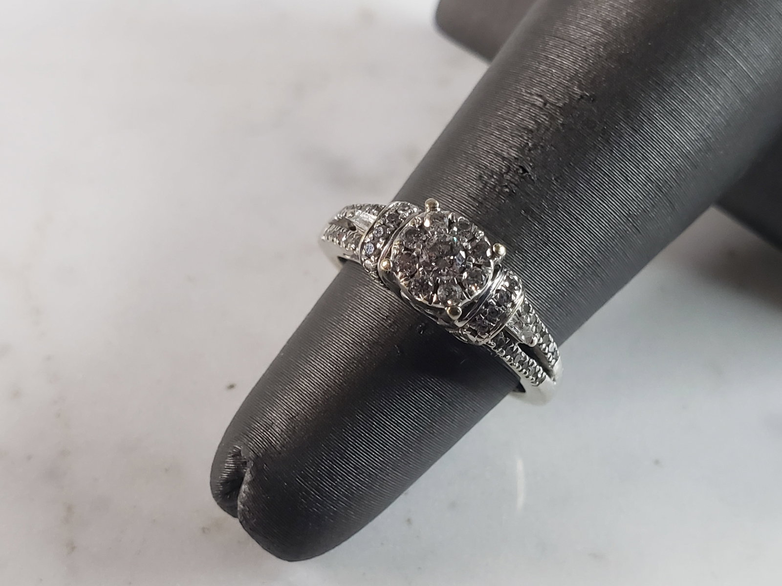 Womens Vintage Estate 10K White Gold Diamond Ring: A WOMENS VINTAGE ESTATE 10K WHITE GOLD DIAMOND RING. THE RING IS A SIZE 3.5 AND WEIGHS 3.0g. THERE ARE ABOUT .43cts OF DIAMONDS IN THIS RING. RING IS MARKED ON THE INSIDE. THE RING MAKES A BEAUTIFUL G