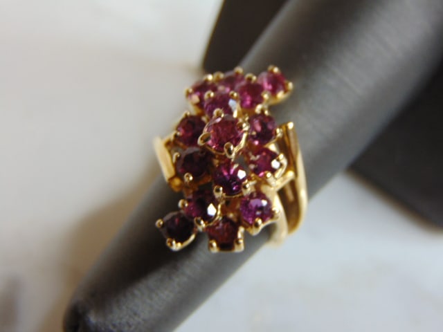 Womens 14K Yellow Gold Rhodolite Ring: A WOMEN'S VINTAGE ESTATE 14K YELLOW GOLD RING WITH WHAT APPEARS TO BE RHODOLITE STONES . THE RING IS A SIZE 5.5, AND WEIGHS 7.7g. INSIDE IS STAMPED " 14K". THIS IS A BEAUTIFUL GIFT FOR THAT SOMEONE SP