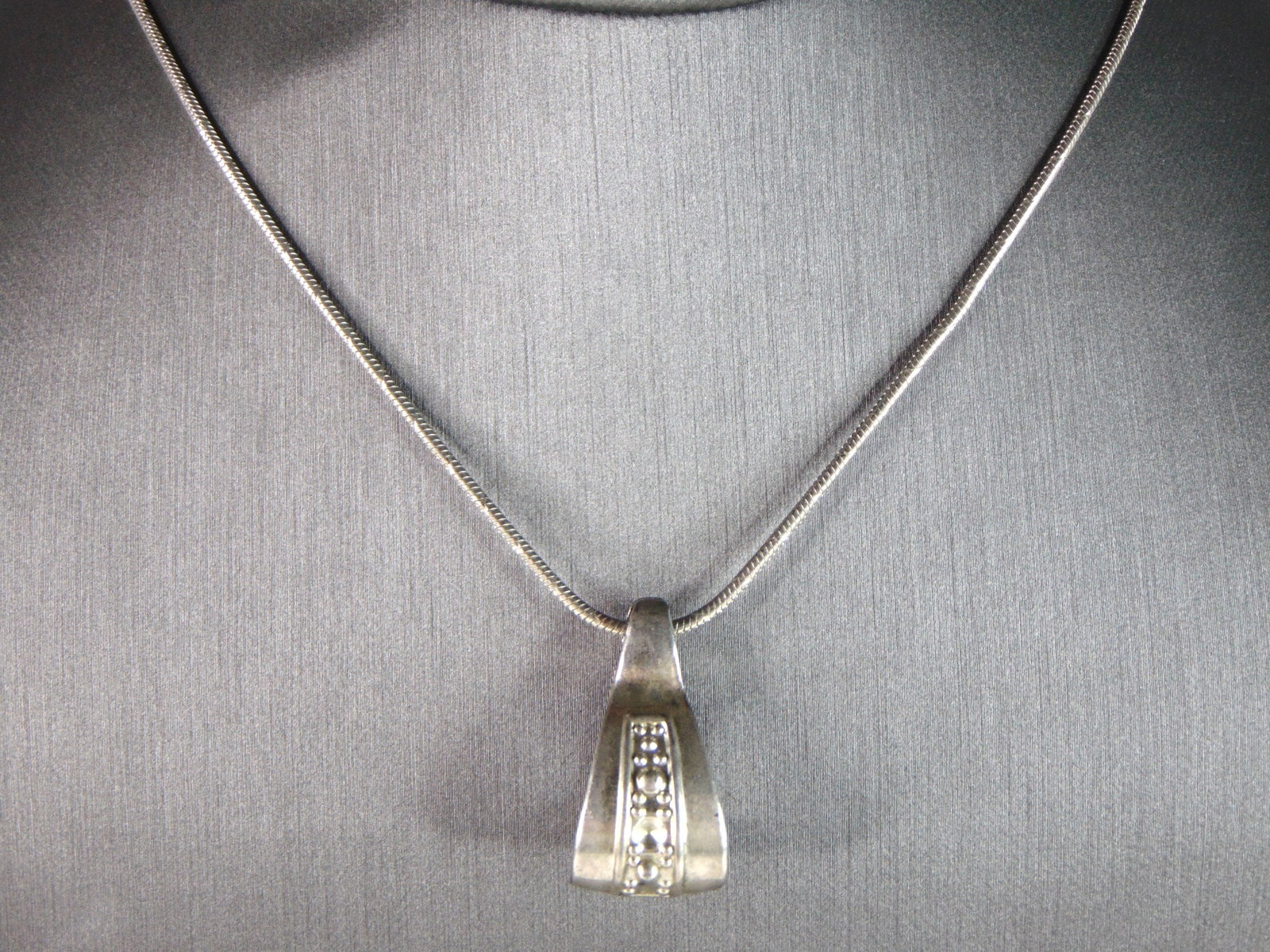 Womens Vintage Estate Sterling Silver Necklace W/ Modernist Pendant: A WOMENS VINTAGE ESTATE STERLING SILVER NECKLACE WITH MODERNIST PENDANT. THE NECKLACE MEASURES 30" LONG AND THE PENDANT MEASURES 1 1/8" BY 1/2". TOGETHER THEY WEIGH 17.6g. ANY OTHER QUESTIONS PLEASE A