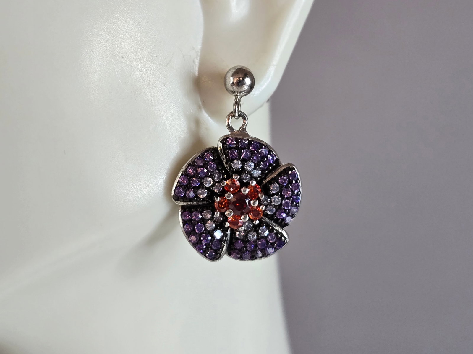 Womens Estate Sterling Silver Modernist Floral CZ Earrings: A PAIR OF WOMENS STERLING SILVER CZ MODERNIST FLORAL EARRINGS THAT WEIGH 7.1g AND MEASURES 1" LONG BY 5/8" WIDE. ANY QUESTIONS, PLEASE DO NOT HESITATE TO ASK. BE SURE TO CHECK OUT SOME OF MY OTHER GRE