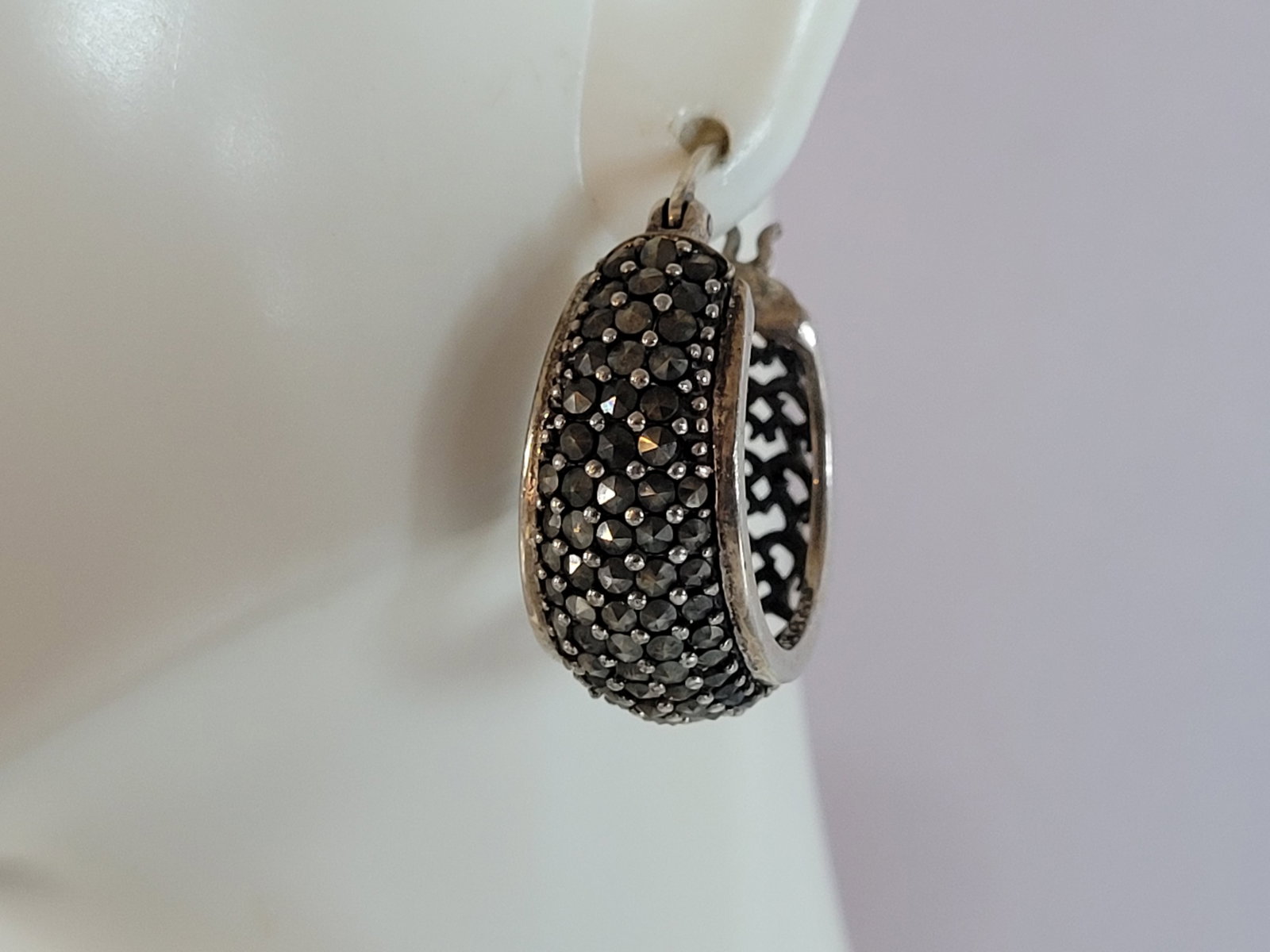 Womens Vintage Estate Sterling Silver Modernist Hoop Earrings: A PAIR OF WOMENS VINTAGE ESTATE STERLING SILVER MODERNIST HOOP EARRINGS. EARRINGS WEIGH 14.0g AND MEASURE 1" BY 1/2". ANY QUESTIONS, PLEASE DO NOT HESITATE TO ASK. BE SURE TO CHECK OUT SOME OF MY OTHE