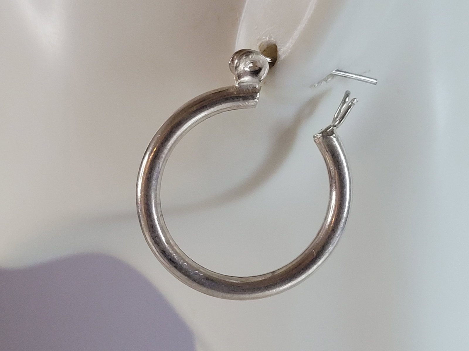 Womens Vintage Estate Sterling Silver Modernist Hoop Earrings: A PAIR OF WOMENS STERLING SILVER HOOP EARRINGS. EARRINGS WEIGH 3.6g AND MEASURES 1" BY 1". ANY QUESTIONS, PLEASE DO NOT HESITATE TO ASK. BE SURE TO CHECK OUT SOME OF MY OTHER GREAT ITEMS UP FOR SALE. 