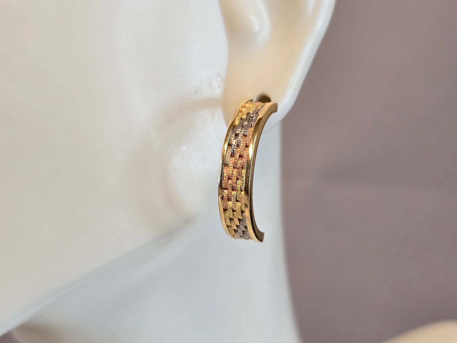 Womens Vintage Estate 14K Multi Tone Gold Shrimp Hoop Earrings: A PAIR OF WOMENS VINTAGE ESTATE 14K MULTI TONE GOLD HOOP EARRINGS. THE EARRING WEIGH 4.0g, AND MEASURE 3/4" BY 3/16". EARRINGS ARE NOT MARKED , BUT HAVE BEEN TESTED AND ARE GUARANTEED TO BE AS DESCRIB