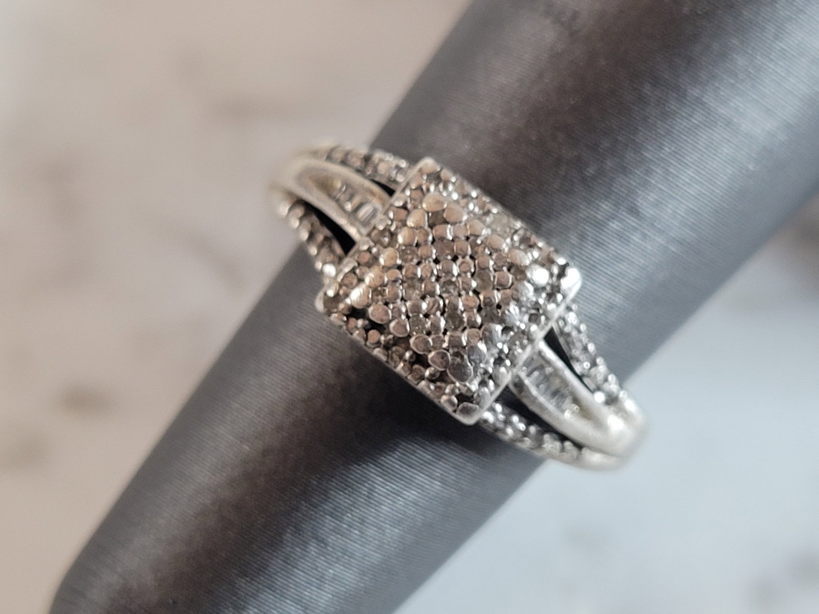 Womens Vintage Estate Sterling Silver Diamond Ring: A WOMENS VINTAGE ESTATE STERLING SILVER DIAMOND RING . THE RING WEIGHS 4.0g, AND IS A SIZE 5.5. THERE ARE ABOUT .10cts OF DIAMONDS. THE WIDTH OF THE RING IS 3/8". ANY QUESTIONS PLEASE DO NOT HESITATE 