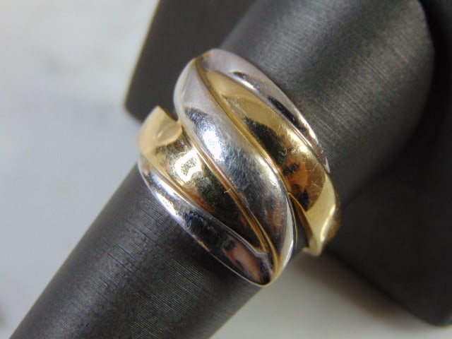 Womens Vintage Estate 14K White and Yellow Gold Modernist Ring: A WOMENS VINTAGE ESTATE 14K WHITE AND YELLOW GOLD RING. THE SIZE OF THE RING IS 9.5 AND WEIGHS 6.5g. THE WIDTH OF THE RING IS ABOUT 1/2". RING IS MARKED "14K, HANNA". THIS IS A BEAUTIFUL, IMPRESSIVE G
