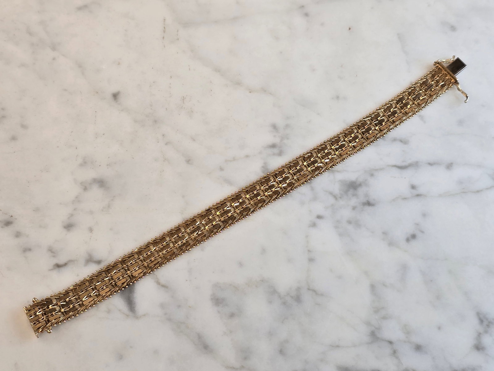 Womens Vintage Estate 14K Yellow Gold Mesh Bracelet: A WOMENS VINTAGE ESTATE 14K YELLOW GOLD MESH BRACELET. BRACELET IS 8" LONG BY 1/2" WIDE, AND WEIGHS 27.1g. BRACELET IS MARKED ON THE CLASP. WOULD MAKE A LOVELY GIFT FOR THAT SOMEONE SPECIAL. ANY QUEST