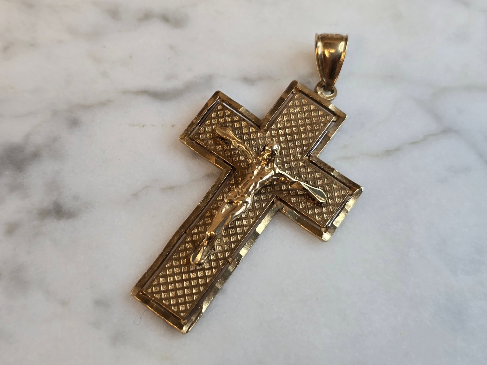 Vintage Estate 10K Yellow Gold Religious Cross Pendant: A VINTAGE ESTATE 10K YELLOW GOLD RELIGIOUS CROSS PENDANT. THE PENDANT WEIGHS 5.5g AND MEASURES 2 7/8" LONG BY 1" WIDE. MAKES A GREAT GIFT FOR THAT SOMEONE SPECIAL. ANY QUESTIONS, PLEASE ASK. BE SURE T