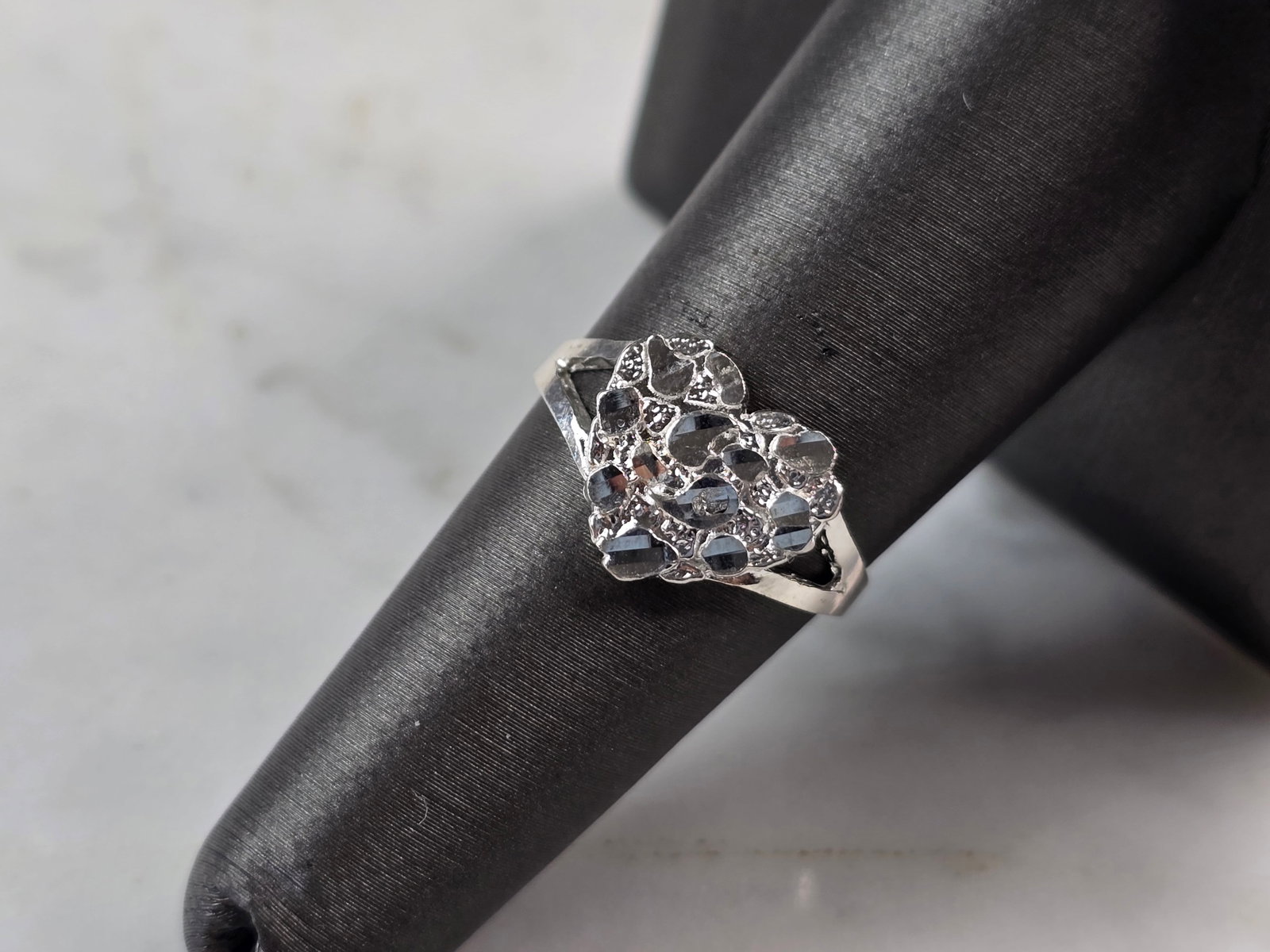 Womens Vintage Estate Sterling Silver Modernist Heart Ring: A WOMENS VINTAGE ESTATE STERLING SILVER MODERNIST HEART RING. THE TOTAL WEIGHT IS 1.9g, AND IS A SIZE 7.0. THE WIDTH OF THE RING IS 1/2". THIS RING WOULD MAKE A GREAT GIFT FOR SOMEONE SPECIAL. ANY QUE