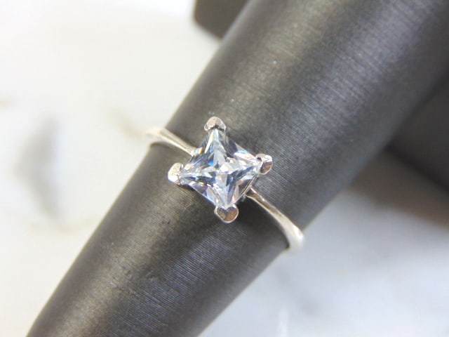 Womens Vintage Estate Sterling Silver CZ Ring: A WOMENS VINTAGE ESTATE STERLING SILVER CZ RING THAT WEIGHS 2.2g. THE RING IS A SIZE 5.75. THIS WOULD MAKE A NICE GIFT FOR THAT SOMEONE SPECIAL. ANY QUESTIONS PLEASE DO NOT HESITATE TO ASK. BE SURE TO
