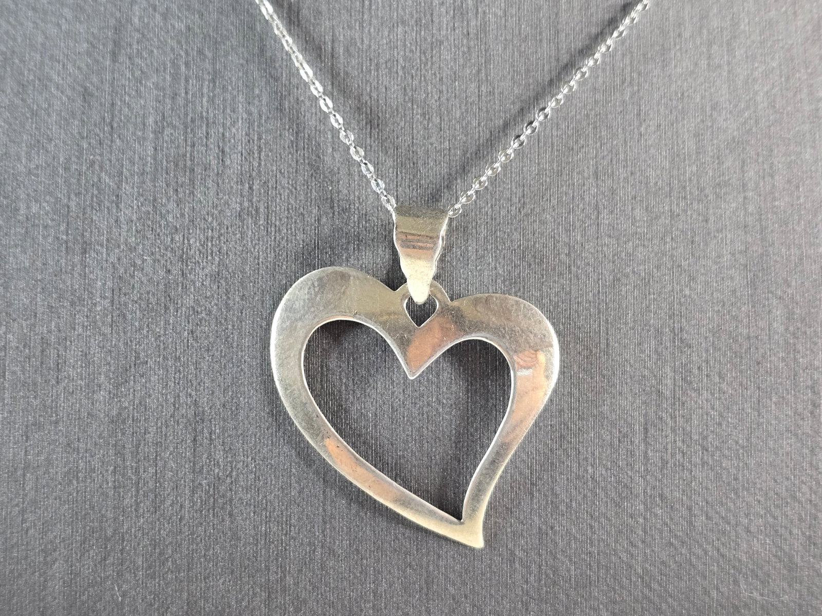 Womens Vintage Estate Sterling Silver Heart Pendant Necklace: A BEAUTIFUL WOMEN'S VINTAGE ESTATE STERLING SILVER HEART PENDANT WITH NECKLACE . THE PENDANT MEASURES 1 3/8" LONG BY 1 3/8" WIDE. THE NECKLACE MEASURES 18", AND IS ADJUSTABLE TO 16". TOGETHER THEY WEI