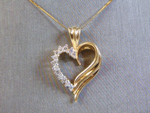 Vintage 14K Fine Gold Necklace w/ Diamond Heart Pendant: THIS IS A VINTAGE ESTATE WOMEN'S 14K GOLD FINE NECKLACE AND 14K GOLD HEART PENDANT WITH DIAMOND CHIPS. NECKLACE MEASURES 16" LONG. HEART PENDANT IS MARKED 14K GOLD AND MEASURES 3/4" LONG X 3/4" WIDE. 
