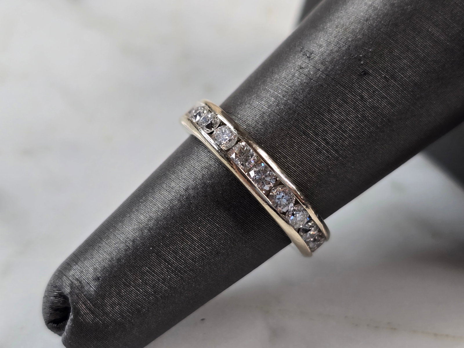 Womens Vintage Estate 14k White Gold Diamond Ring: AN EXQUISITE VINTAGE ESTATE 14K WHITE GOLD DIAMOND RING. THE RING WEIGHS 3.3g AND IS A SIZE 5.5. THERE ARE 15 SMALL DIAMONDS IN THIS RING. THE WDITH OF THE RING IS 3/16". ANY QUESTIONS PLEASE ASK PRIO
