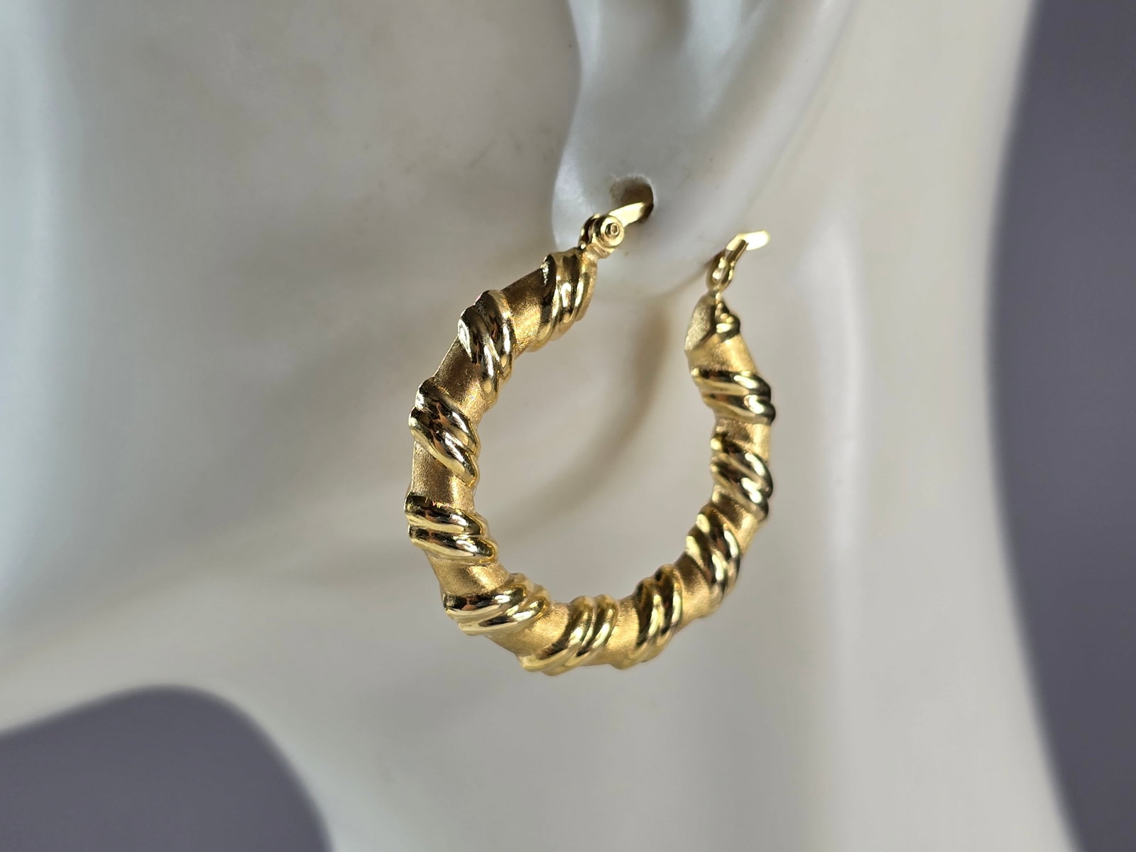 Womens Vintage Estate 14K Yellow Gold Hoop Earrings: A PAIR OF WOMENS VINTAGE ESTATE 14K YELLOW GOLD HOOP EARRINGS. THE EARRING WEIGHS 3.5g. THE EARRINGS MEASURE 1 1/8" BY 1". WOULD MAKE A GREAT GIFT FOR THAT SOMEONE SPECIAL. ANY QUESTIONS, PLEASE ASK. 