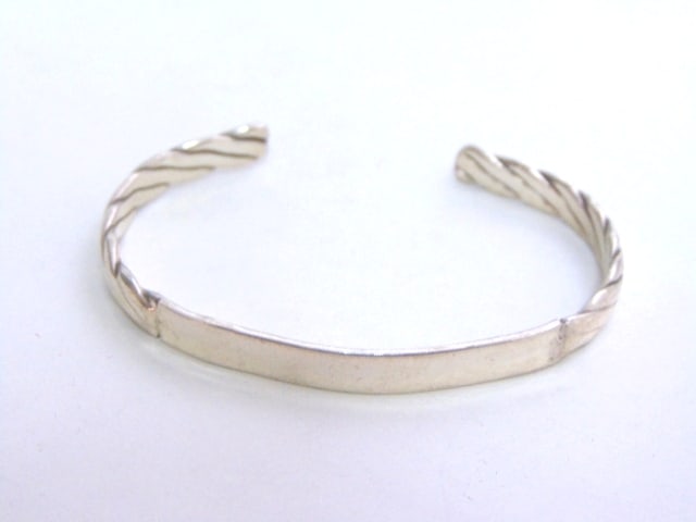 Vintage Estate Sterling Silver Cuff Bracelet: FOR SALE IS THIS WONDERFUL VINTAGE ESTATE STERLING CUFF BRACELET. THE BRACELET WEIGHS 15.5g AND IS ABOUT 1/4" WIDE. THE CIRCUMFERENCE OF THE BRACELET WITH THE GAP IS ABOUT 6 1/2". ANY QUESTIONS PLEASE