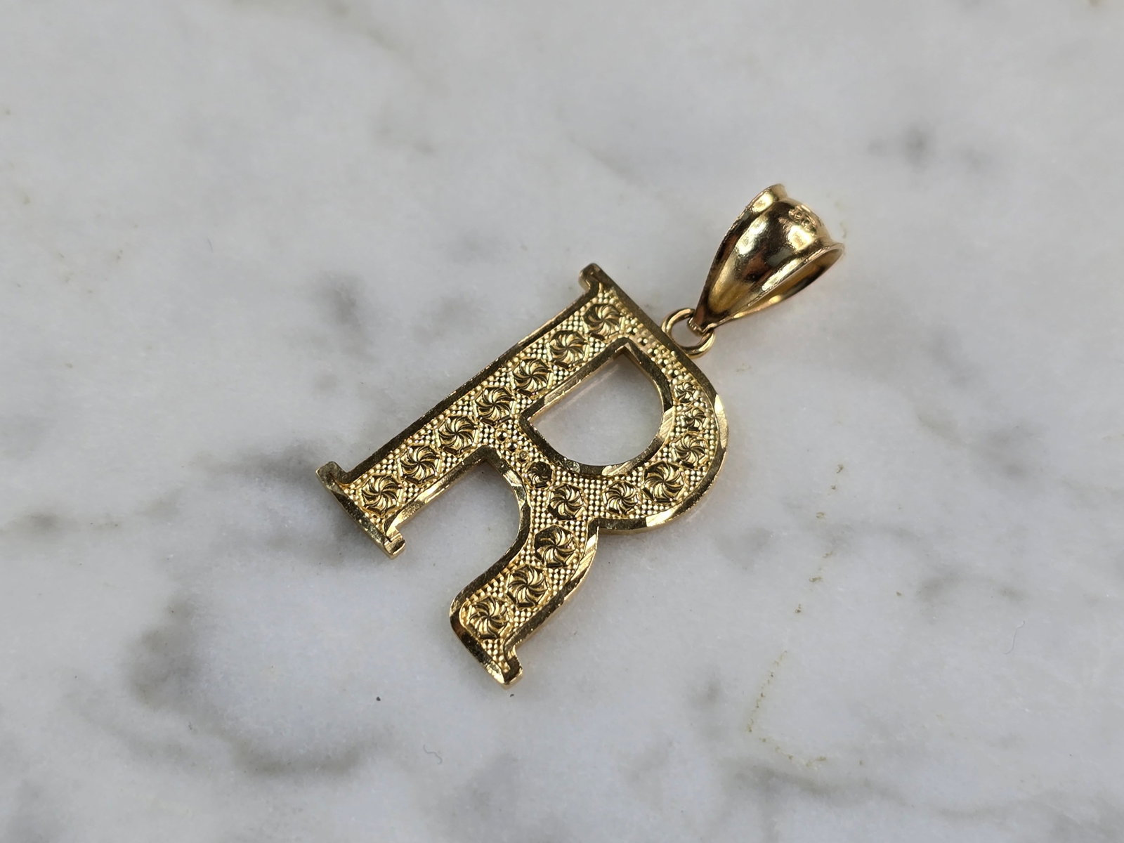 Womens Vintage Estate 14k Gold Initial "R" Pendant: A WOMENS VINTAGE ESTATE 14K YELLOW GOLD "R" PENDANT THAT WEIGHS 1.5g. THE PENDANT MEASURES 1" LONG BY 1/2" WIDE. THIS IS A LOVELY GIFT FOR THAT SOMEONE SPECIAL. ANY QUESTIONS PLEASE DONT HESITATE TO A