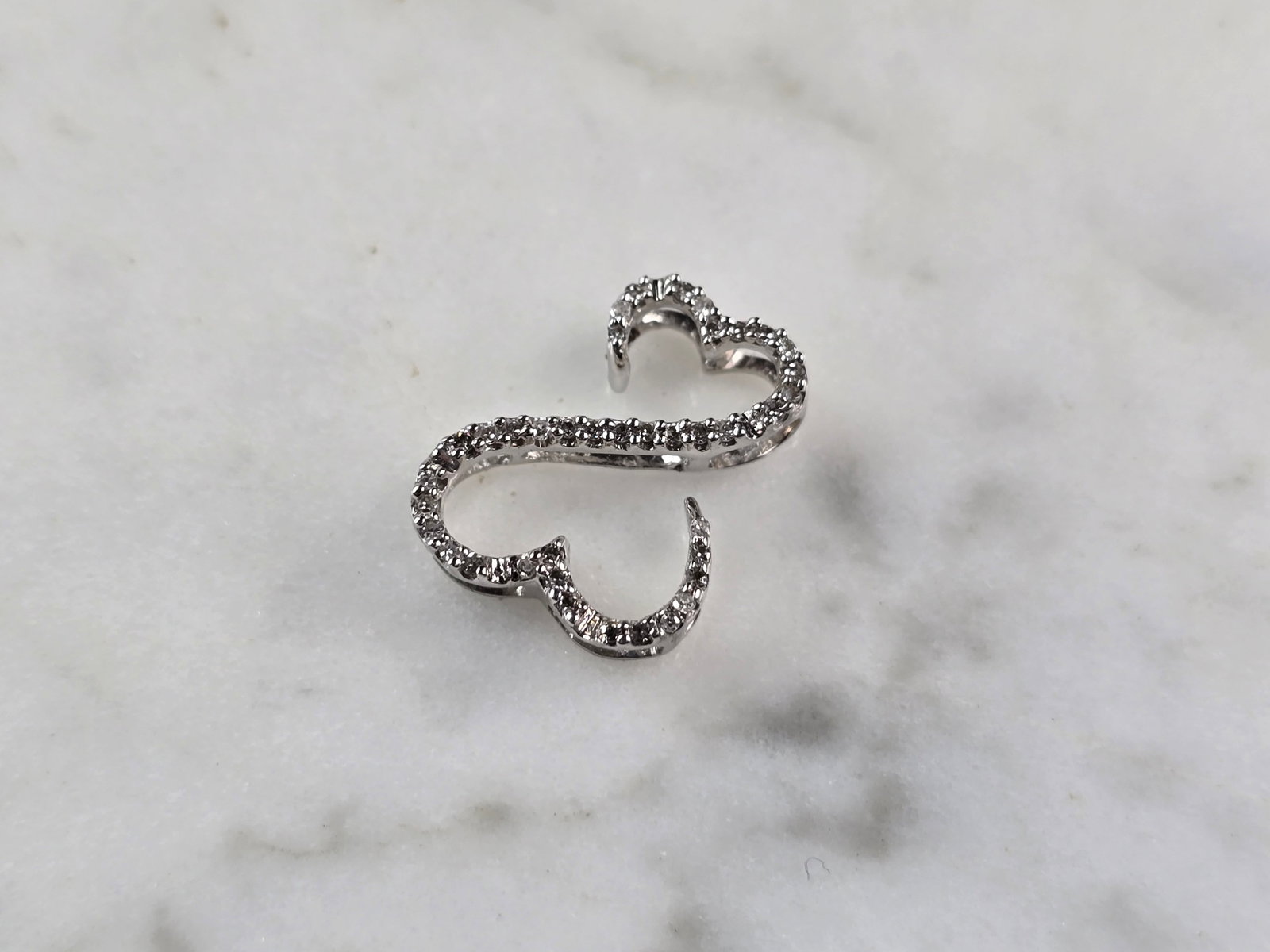 Womens Vintage Estate 14K White Gold Open Heart Diamond Pendant: A WOMENS VINTAGE ESTATE 14K WHITE GOLD AND DIAMOND OPEN HEART PENDANT. THE TOTAL WEIGHT IS 0.9g. THE PENDANT MEASURES 3/8" BY 5/8. THERE ARE 40 TINY DIAMONDS. MAKES A GREAT GIFT FOR THAT SPECIAL SOMEO