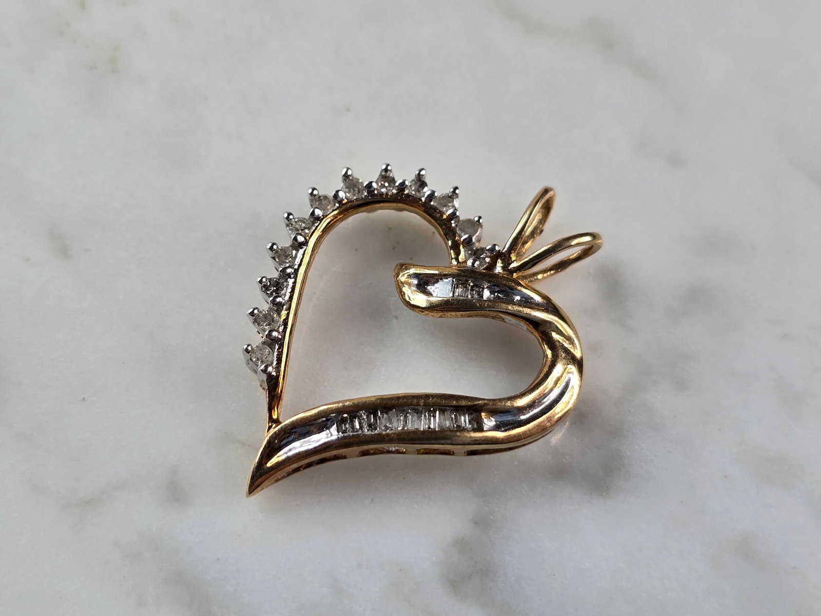 Womens Vintage Estate 10K Yellow Gold Heart Pendant: FOR SALE IS THIS LOVELY VINTAGE ESTATE 10K YELLOW GOLD HEART PENDANT. PENDANT WEIGHS 2.5g AND MEASURES 1" BY 7/8". THERE ARE 25 SMALL DIAMONDS IN THIS PENDANT. THIS MAKES A GREAT GIFT FOR THAT SOMEONE