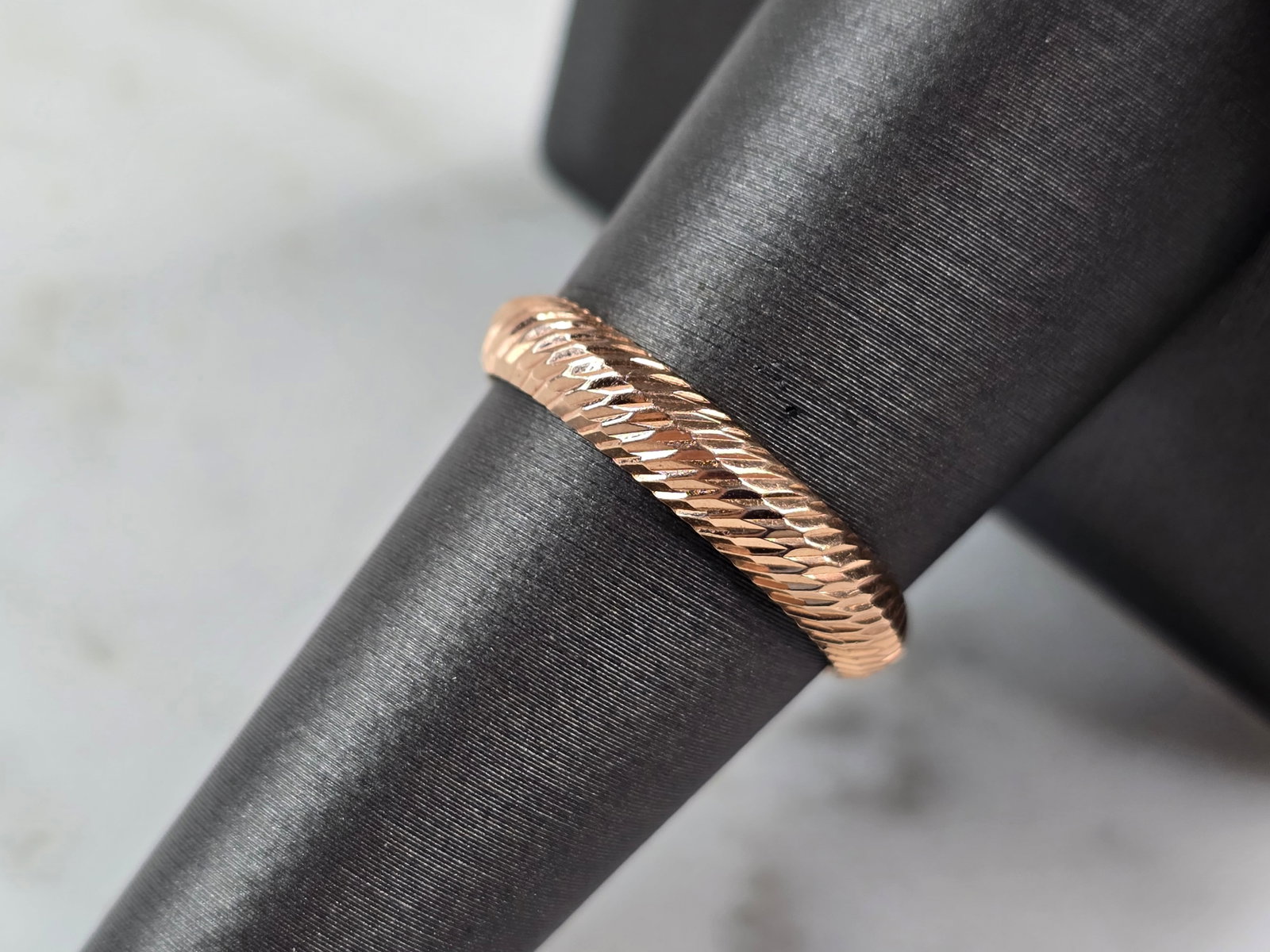 Womens Vintage Estate 14K Rose Gold Italian Milor Ring: A WOMEN'S VINTAGE ESTATE 14K ROSE GOLD ITALIAN MILOR RING. THE RING WEIGHS 1.3g, AND IS A SIZE 8.0. THE WIDTH OF THE RING IS 1/8". RING IS MARKED "14K". THIS IS A LOVELY GIFT FOR THAT SPECIAL SOMEONE.