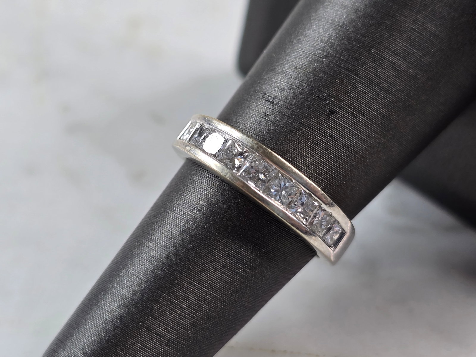 Womens Vintage Estate 14k White Gold Diamond Ring: AN EXQUISITE VINTAGE ESTATE 14K WHITE GOLD DIAMOND RING. THE RING WEIGHS 4.1g AND IS A SIZE 6.5. THERE ARE 0.45cts OF DIAMONDS IN THIS RING. THE WIDTH OF THE RING IS 1/4". RING IS NOT MARKED BUT IT HA