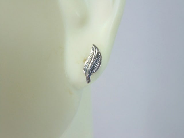 Pr Womens Vintage Estate Sterling Silver Leaf Stick Earrings: A PAIR OF WOMEN'S VINTAGE ESTATE STERLING SILVER STICK LEAF EARRINGS. THE EARRINGS WEIGH 0.6g. EARRINGS MEASURE 3/8" LONG AND 3/16" WIDE. MAKES A WONDERFUL GIFT FOR THAT SOMEONE SPECIAL. ANY QUESTIONS