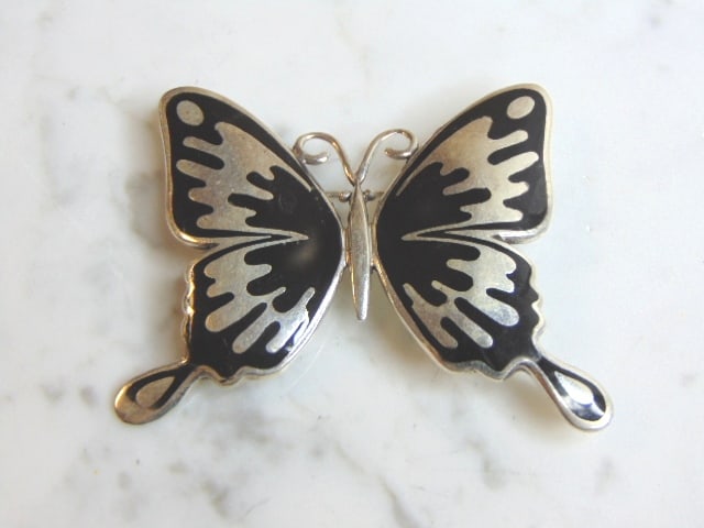 Women Vintage Sterling Silver Butterfly Brooch: FOR SALE IS THIS LOVELY VINTAGE .925 STERLING SILVER BUTTERFLY BROOCH. THE TOTAL WEIGHT OF THE BROOCH IS 22.5g. THE BROOCH MEASURES 2" LONG BY 2 3/8" WIDE. BROOCH IS STAMPED "925". MAKES A GREAT GIFT 