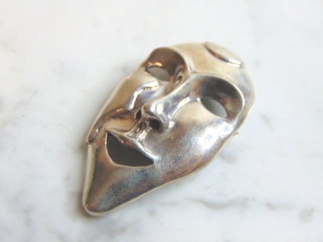 Women's Vintage Sterling Silver Theatre Mask Brooch: FOR SALE IS THIS VINTAGE ESTATE .925 STERLING SILVER MASK BROOCH. THE BROOCH MEASURES 2" LONG BY 1 1/8" WIDE AND WEIGHS 18.3g. ANY OTHER QUESTIONS, PLEASE ASK. BE SURE TO CHECK OUT SOME OF MY OTHER GR