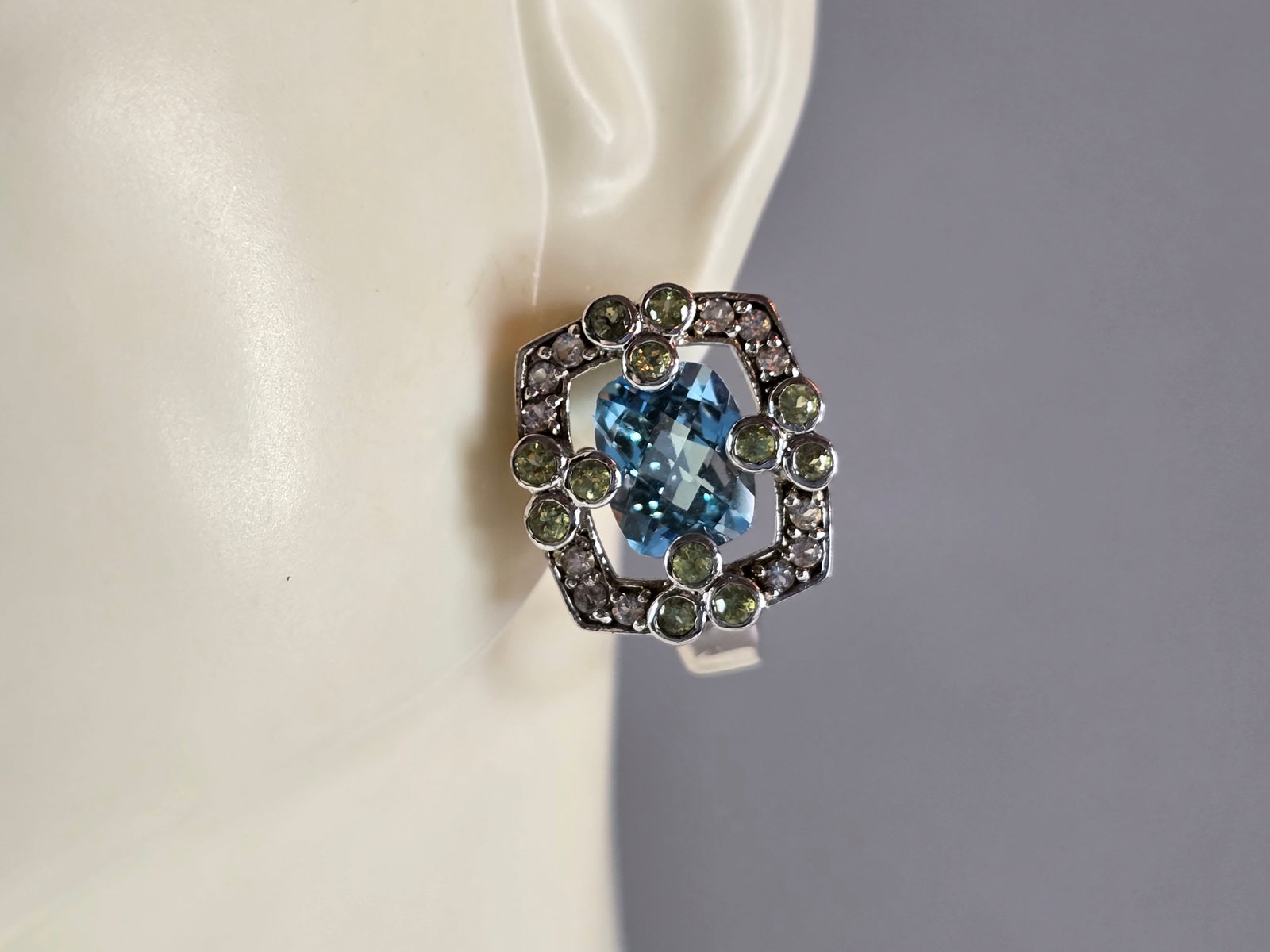 Womens Estate Sterling Silver Aquamarine Earrings: A PAIR OF WOMENS ESTATE STERLING SILVER AQUAMARINE COLORED EARRINGS WITH PERIDOT COLORED ACCENTS. EARRINGS WEIGH 11.0g AND MEASURE 3/4" LONG BY 5/8" WIDE. ANY QUESTIONS, PLEASE DO NOT HESITATE TO ASK.
