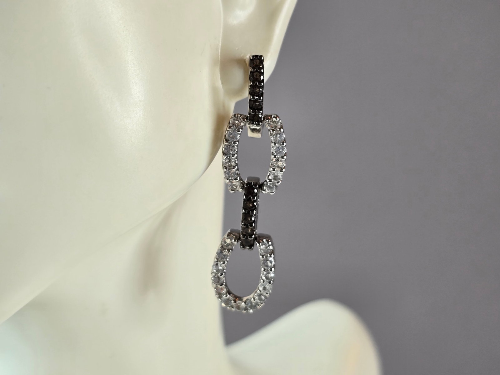 Womens Vintage Estate Sterling Silver CZ Modernist Earrings: A PAIR OF WOMENS STERLING SILVER CZ MODERNIST DANGLE EARRINGS. EARRINGS WEIGH 8.4g AND MEASURES 1 5/8" LONG BY 3/8" WIDE. ANY QUESTIONS, PLEASE DO NOT HESITATE TO ASK. BE SURE TO CHECK OUT SOME OF MY 