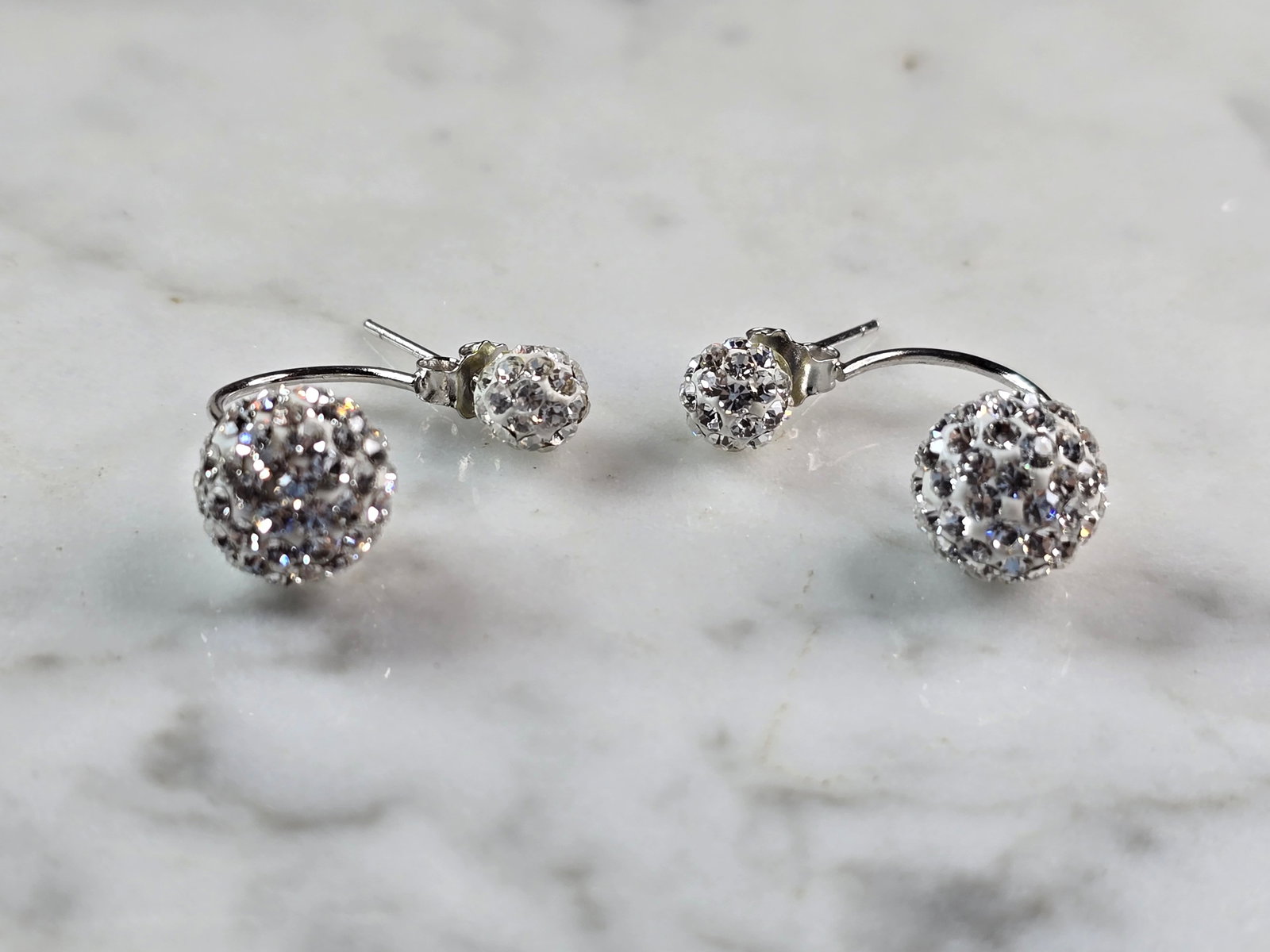 Womens Vintage Estate Sterling Silver Modernist Earrings: A PAIR OF WOMEN'S VINTAGE ESTATE STERLING SILVER MODERNIST EARRINGS. THE EARRINGS WEIGH 2.8g, AND MEASURE 7/8" BY 3/8". MAKES A LOVELY GIFT FOR THAT SOMEONE SPECIAL. ANY QUESTIONS, PLEASE DON'T HESITA